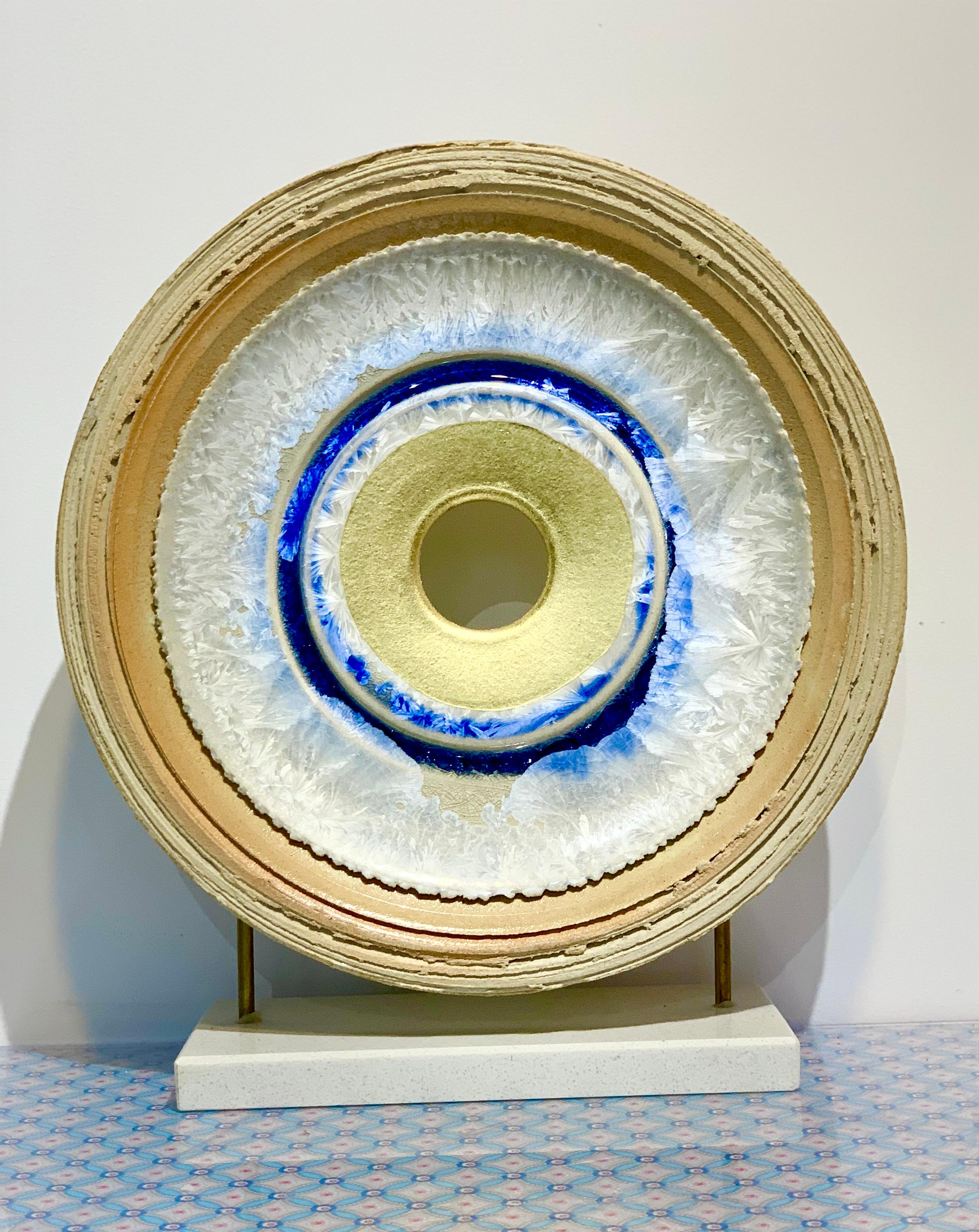 Eisblaue Creatio Continua von Kuno Vollet - goldene, blaue runde Keramikskulptur