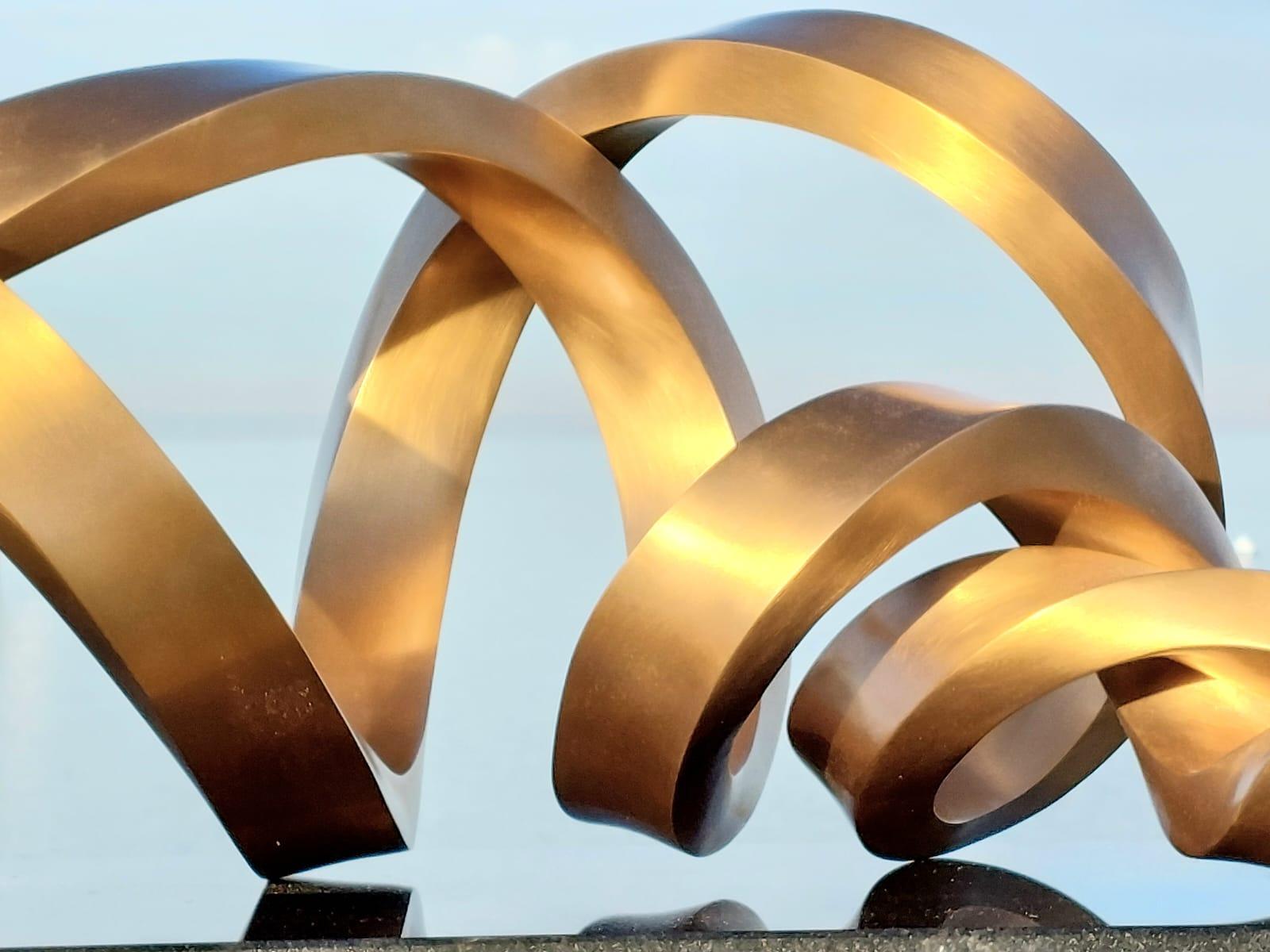 Infinitum Big de Kuno Vollet - Sculpture en bronze poli or sur base de granit en vente 2