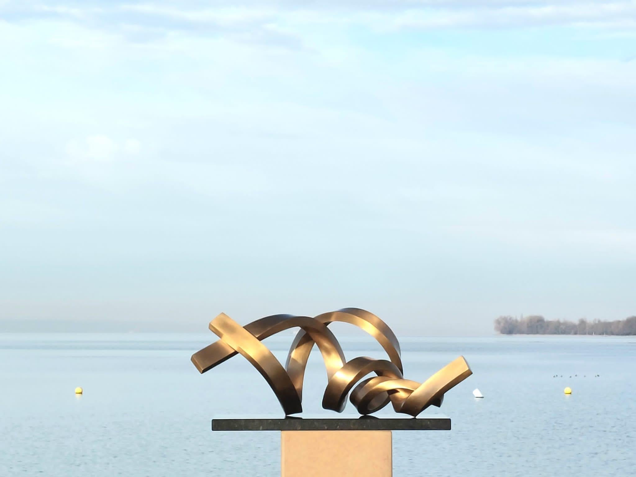 Infinitum Big de Kuno Vollet - Sculpture en bronze poli or sur base de granit en vente 4