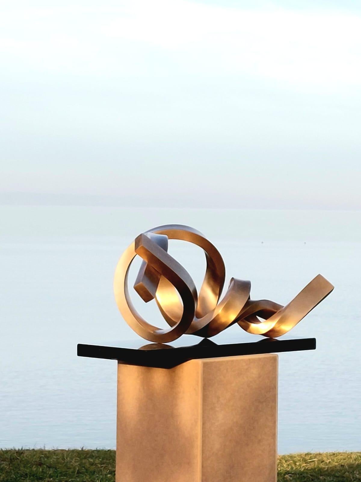 Infinitum Big de Kuno Vollet - Sculpture en bronze poli or sur base de granit