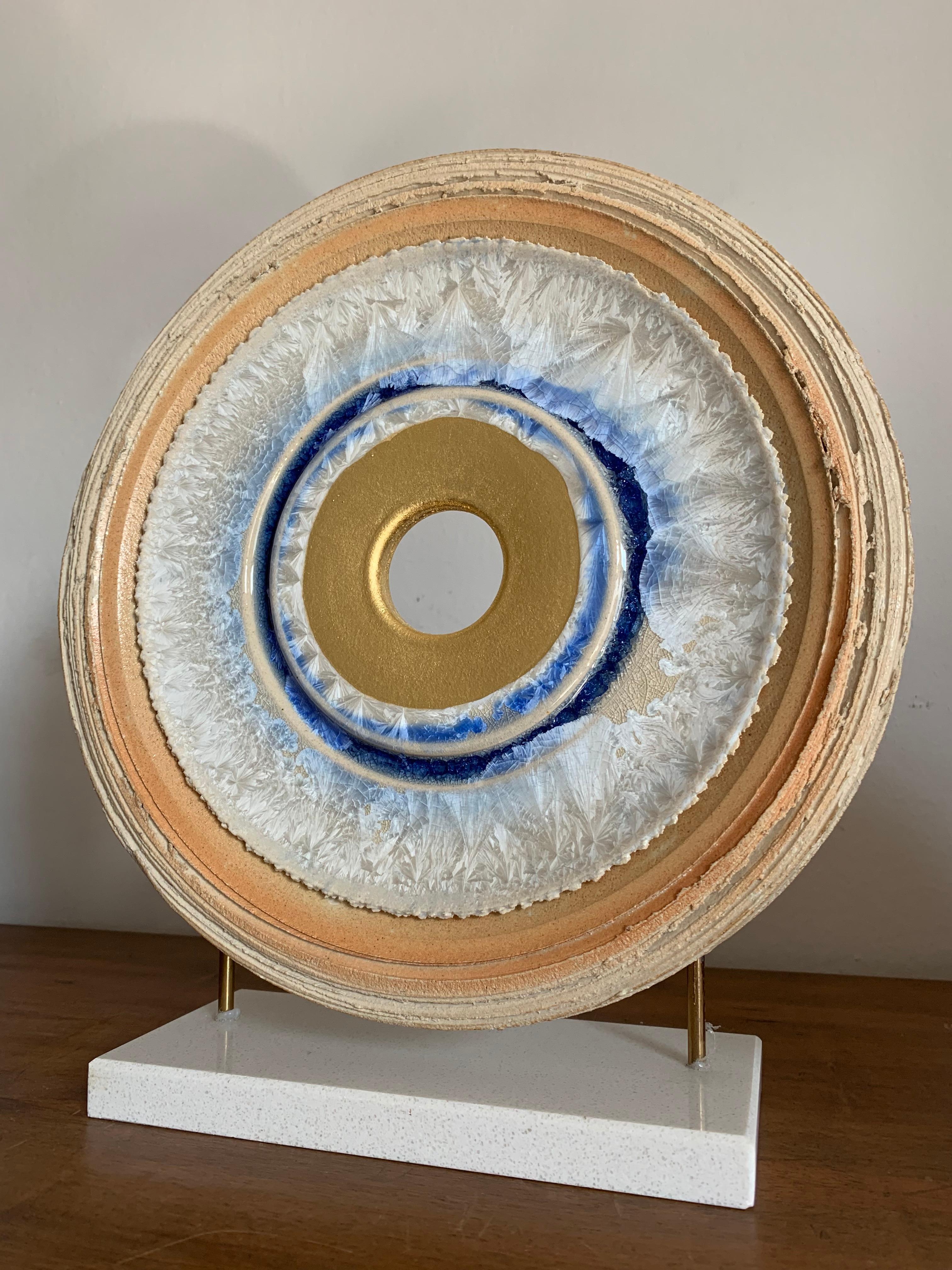 Infinity Diamond di K. Vollet - scultura circolare in oro e blu su base di granito - Sculpture Astratto di Kuno Vollet