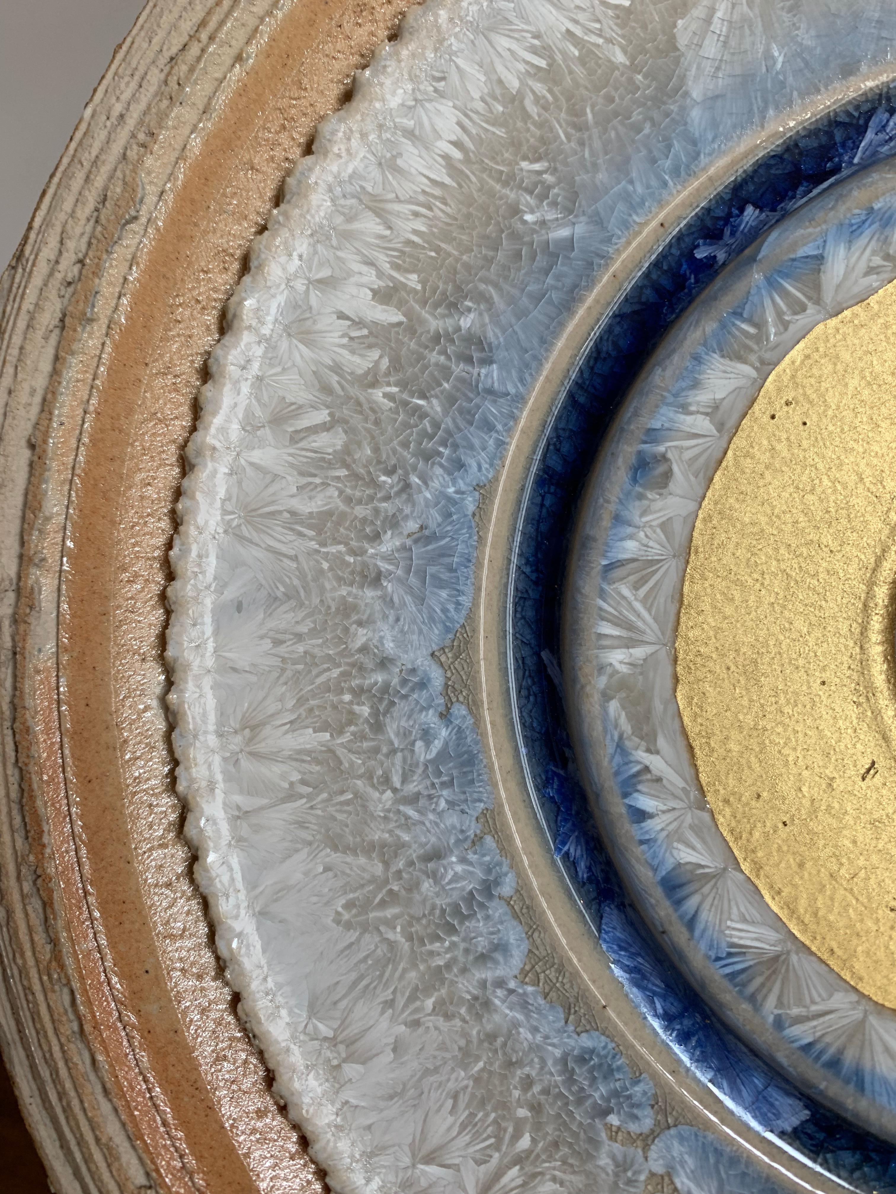 Infinity Diamond di K. Vollet - scultura circolare in oro e blu su base di granito in vendita 2