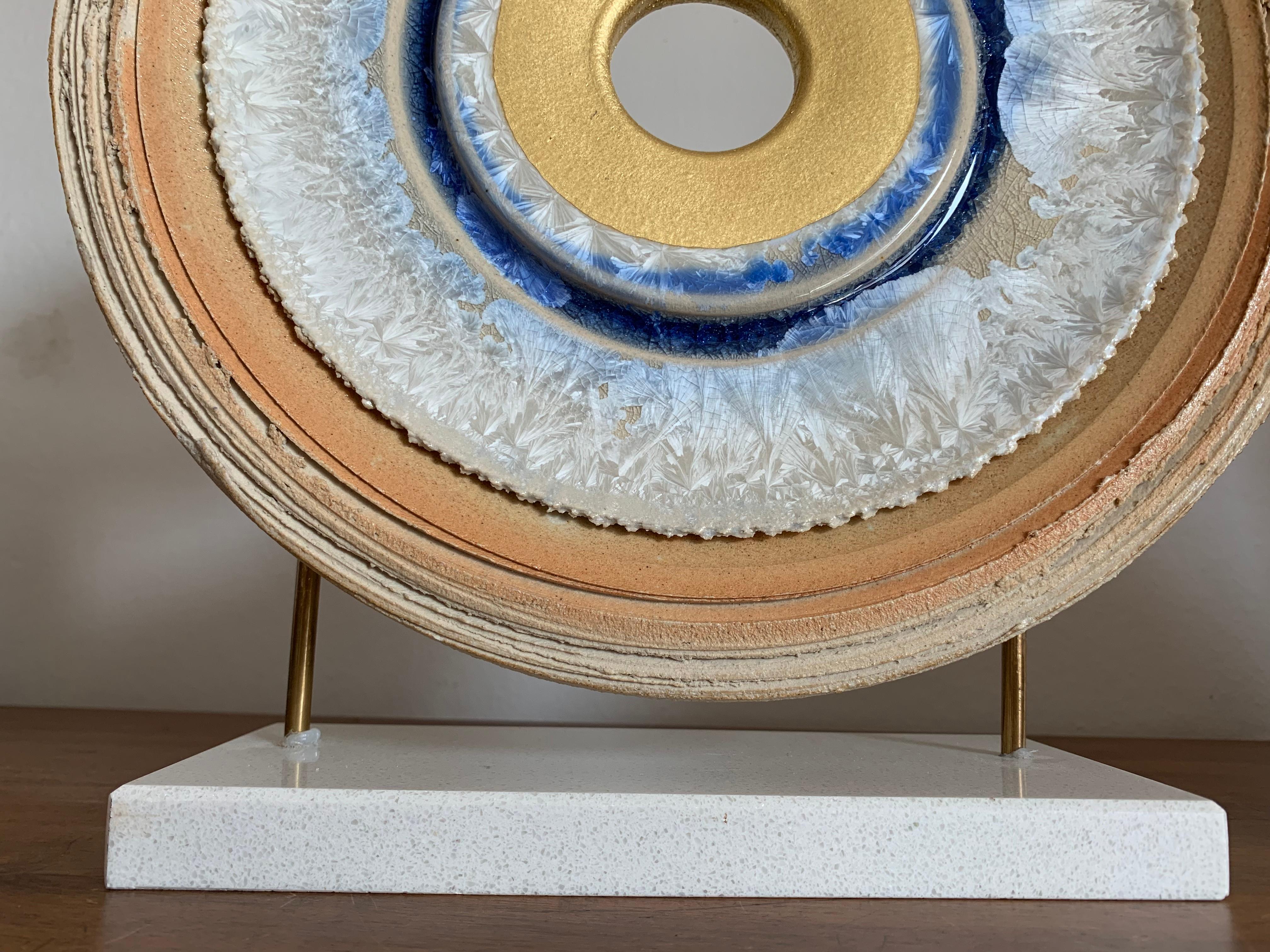 Infinity Diamond di K. Vollet - scultura circolare in oro e blu su base di granito in vendita 3