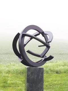 Intertwined von Kuno Vollet - Zeitgenössische runde Stahlskulptur