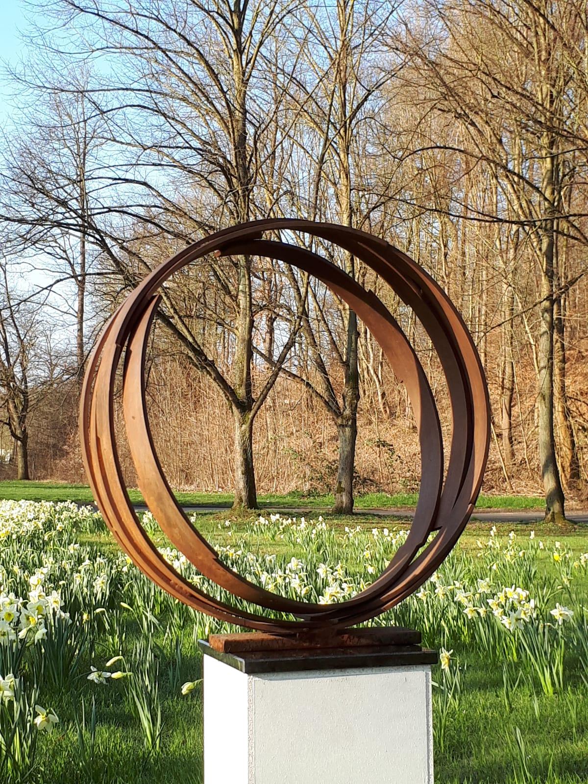 Large Orbit by Kuno Vollet - Sculpture contemporaine en acier rouillé pour l'extérieur en vente 11