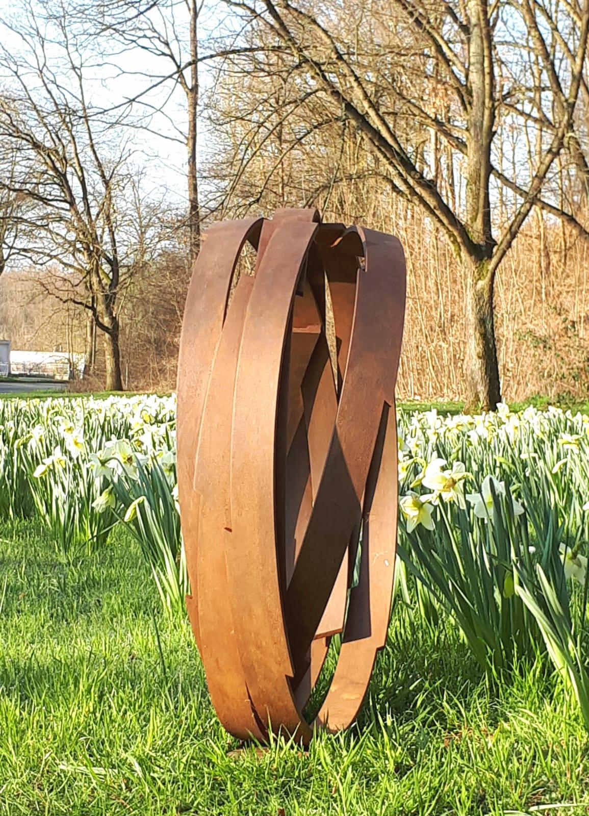 Large Orbit von Kuno Vollet - Zeitgenössische Skulptur aus rostigem Stahl für den Außenbereich im Angebot 1