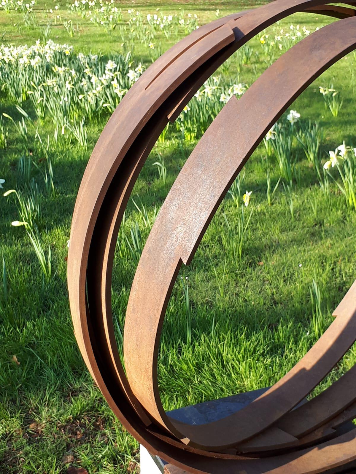 Large Orbit von Kuno Vollet - Zeitgenössische Skulptur aus rostigem Stahl für den Außenbereich im Angebot 4