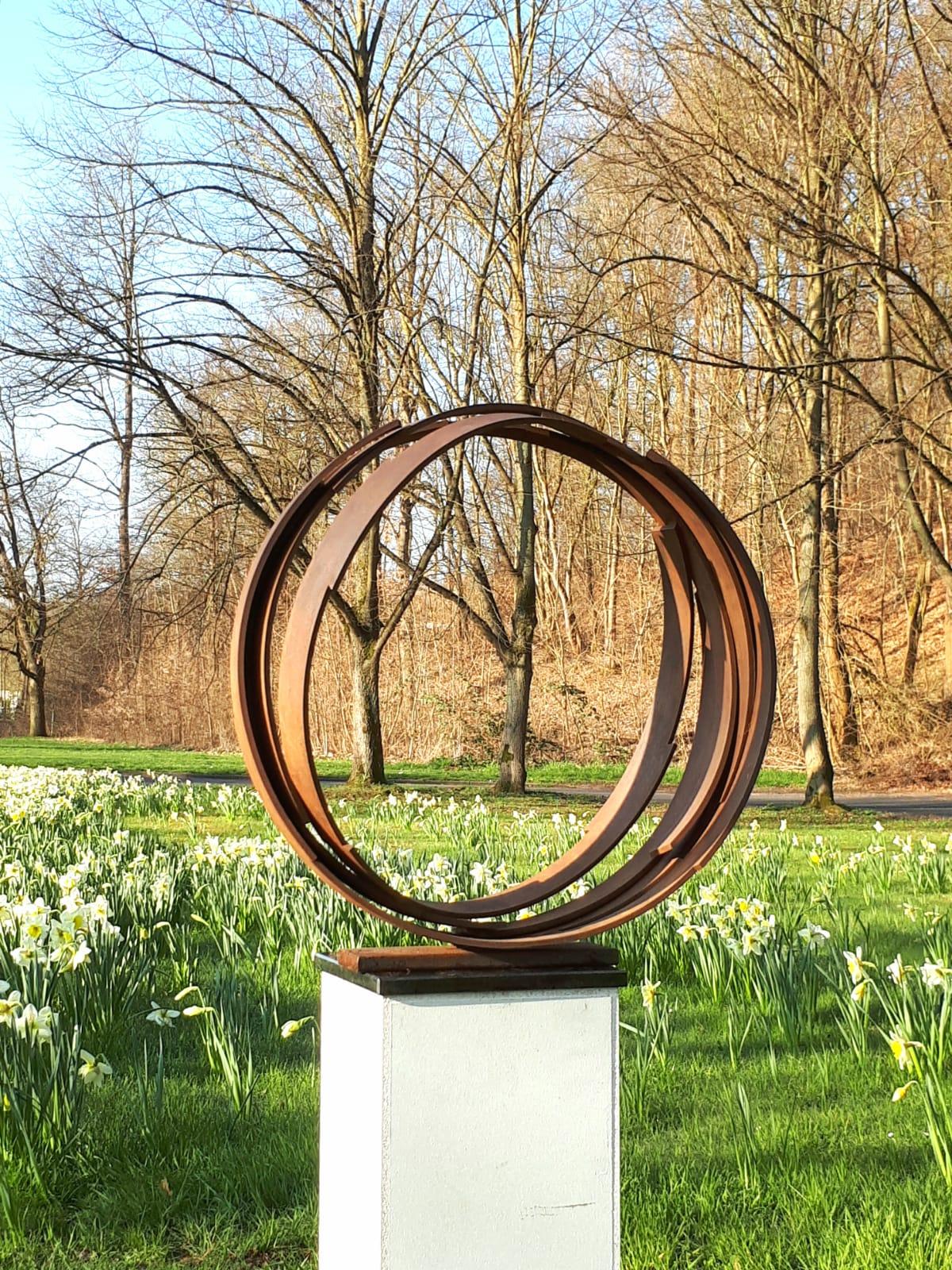 Large Orbit by Kuno Vollet - Sculpture contemporaine en acier rouillé pour l'extérieur en vente 8