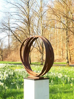 Órbita grande de Kuno Vollet - Escultura contemporánea de acero oxidado para exteriores
