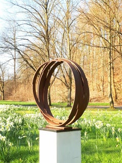 Large Orbit by Kuno Vollet - Sculpture contemporaine en acier rouillé pour l'extérieur