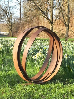 Órbita grande de Kuno Vollet - Escultura contemporánea de acero oxidado para exteriores