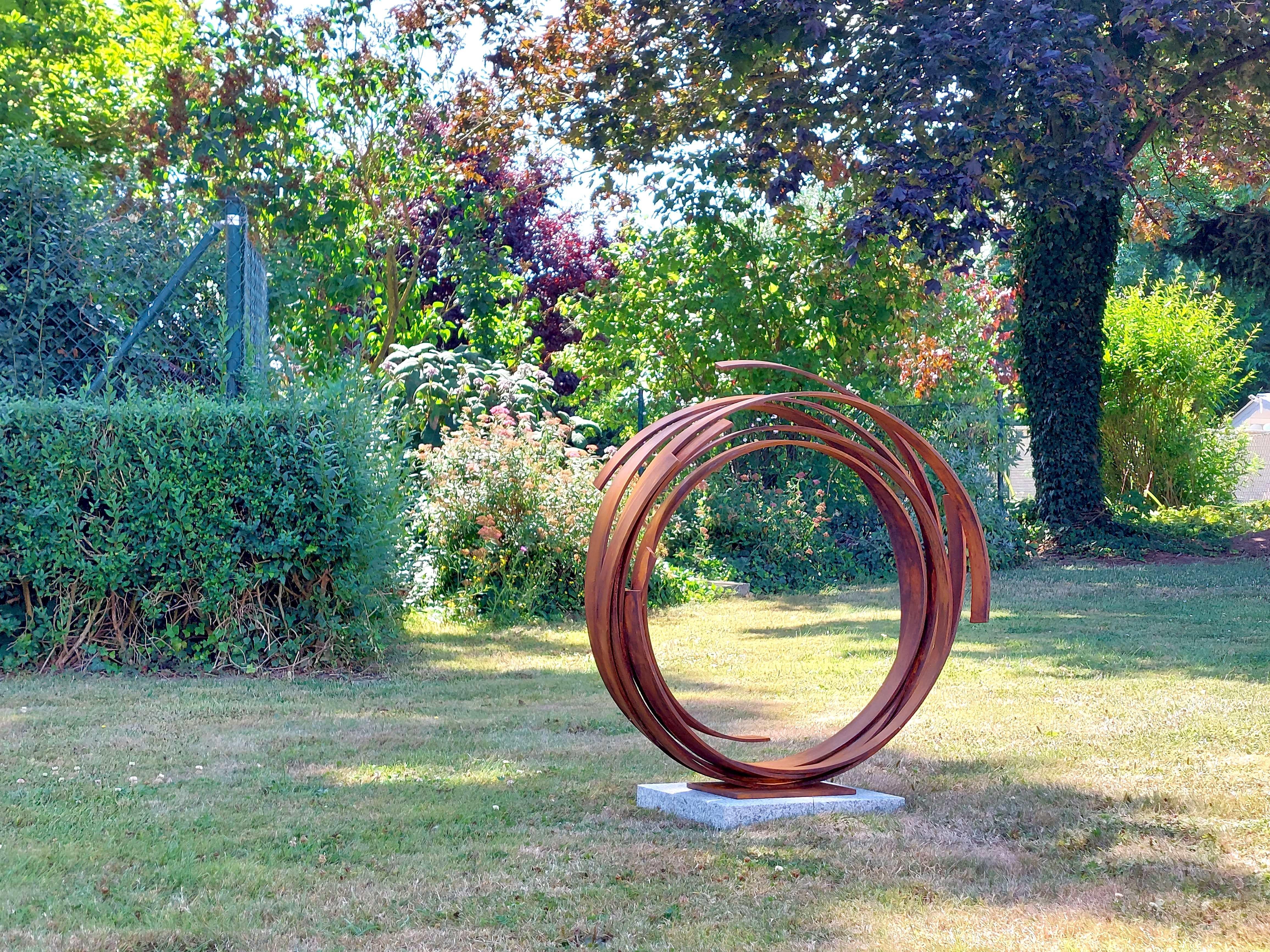 Grande orbite en acier par Kuno Vollet - Sculpture rouillée contemporaine pour l'extérieur en vente 1