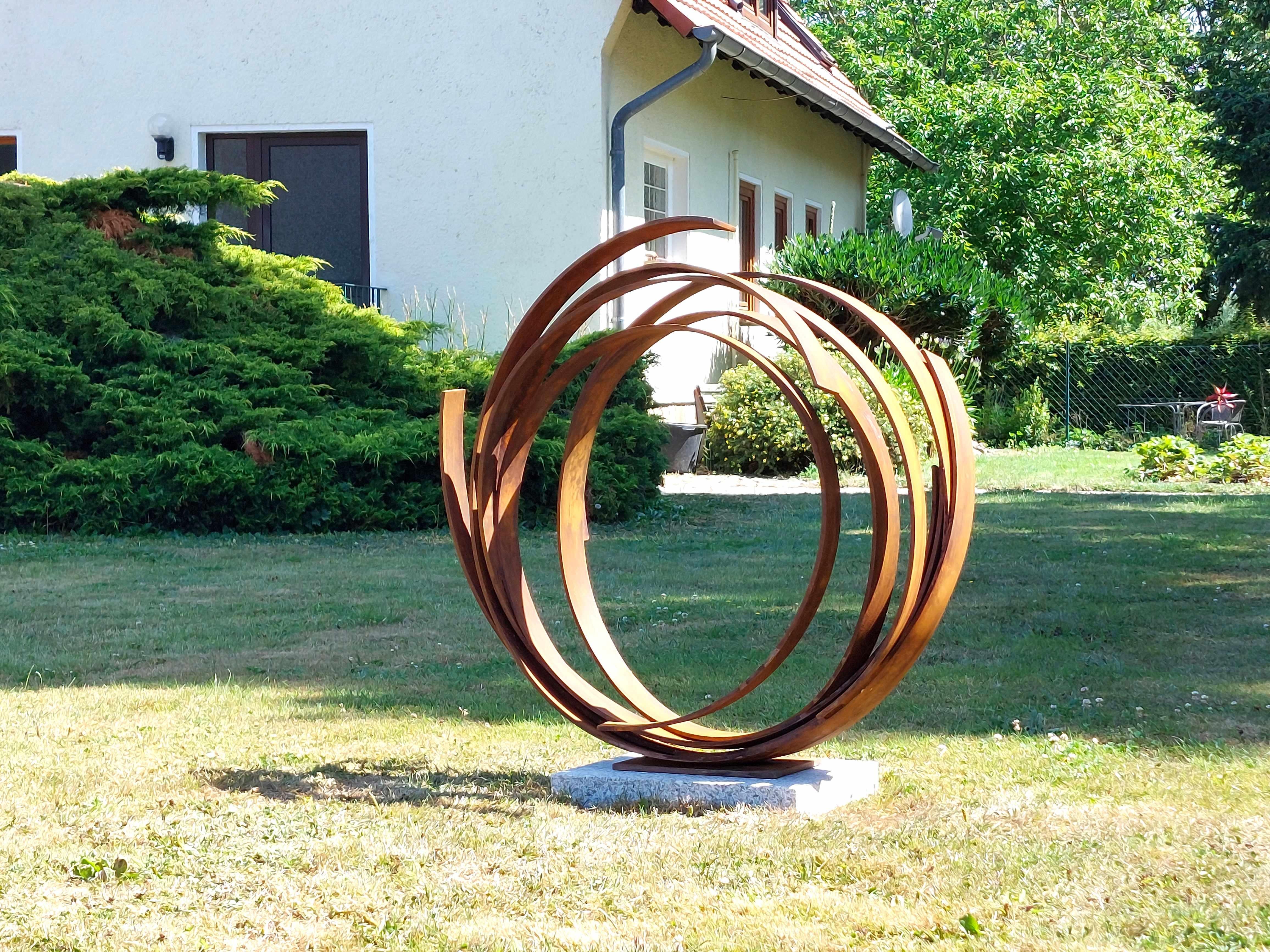 Grande orbite en acier par Kuno Vollet - Sculpture rouillée contemporaine pour l'extérieur en vente 2