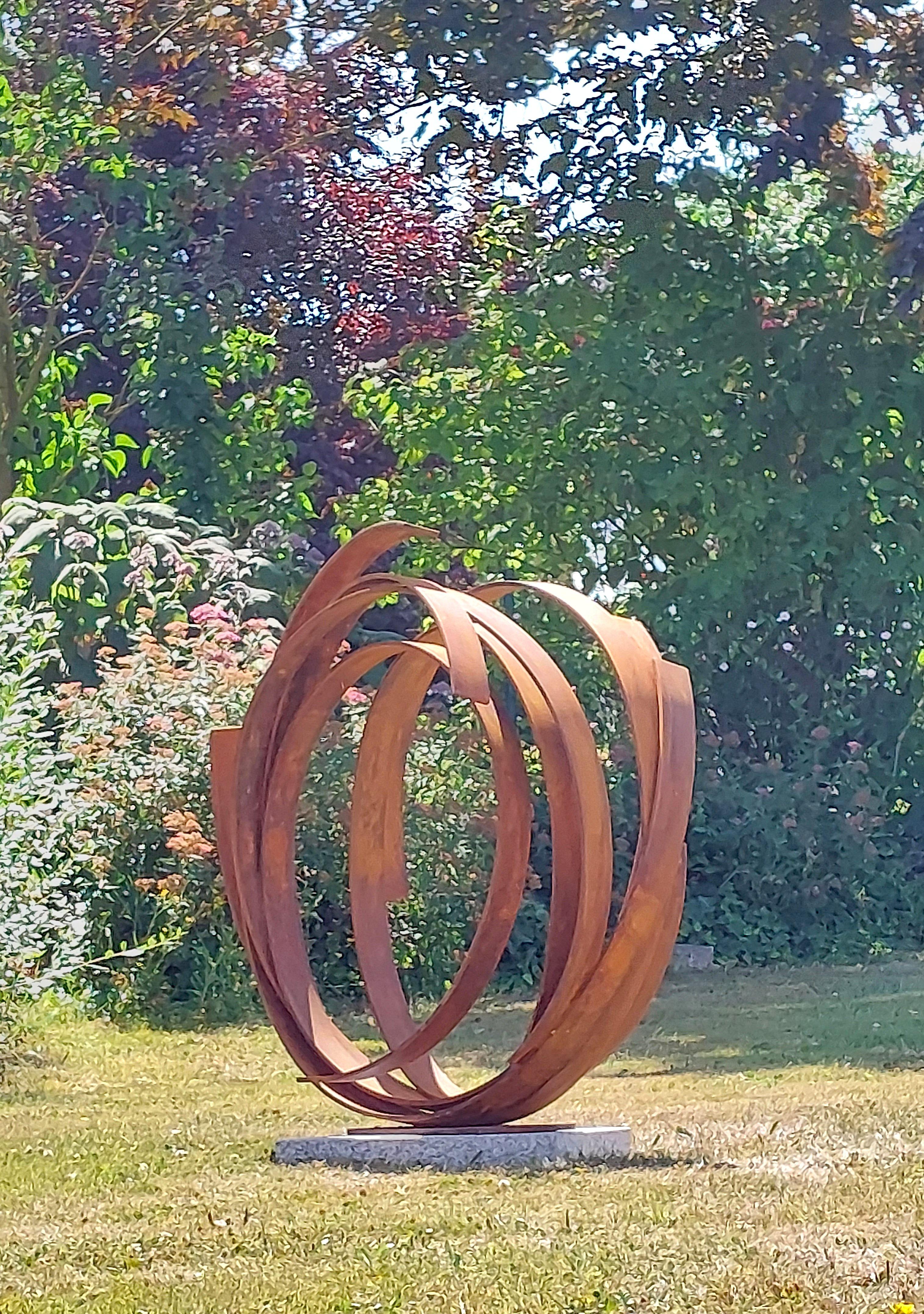 Grande orbite en acier par Kuno Vollet - Sculpture rouillée contemporaine pour l'extérieur en vente 3