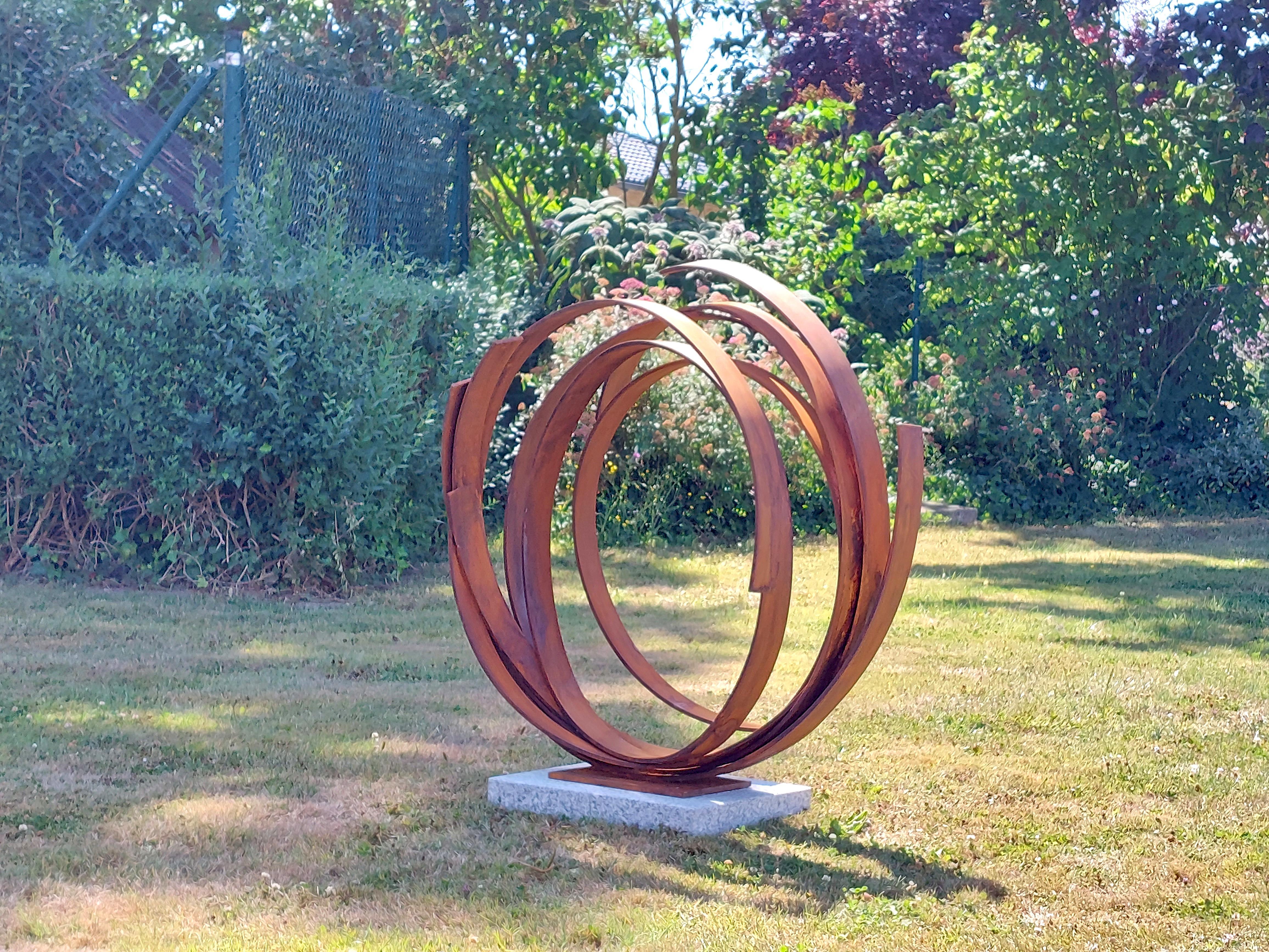 Grande orbite en acier par Kuno Vollet - Sculpture rouillée contemporaine pour l'extérieur en vente 4