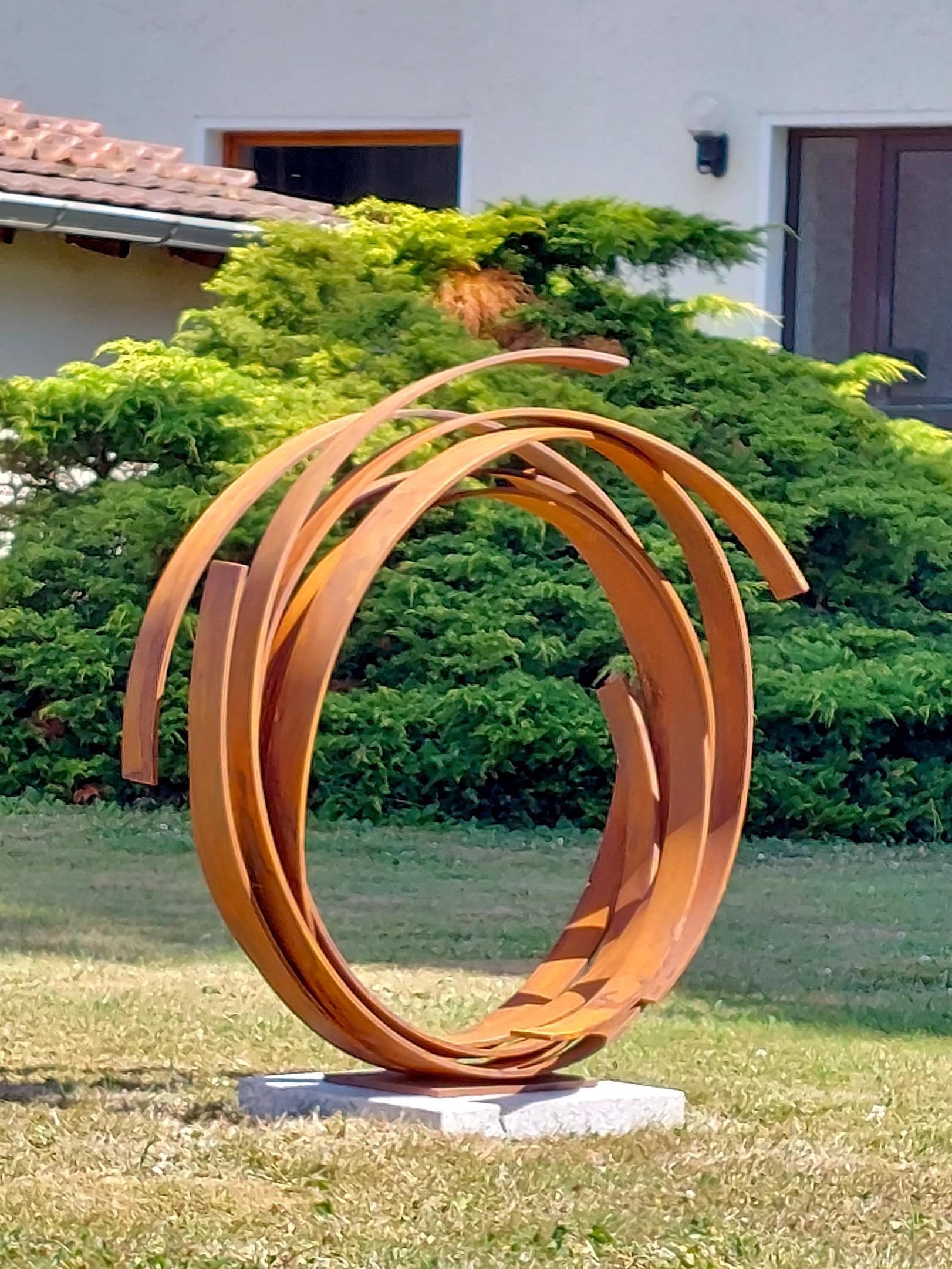 Grande orbite en acier par Kuno Vollet - Sculpture rouillée contemporaine pour l'extérieur en vente 6
