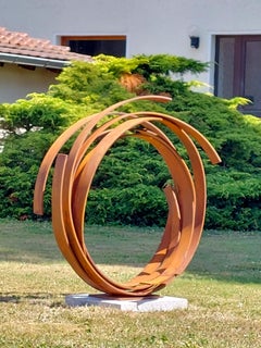 Órbita grande de acero de Kuno Vollet - Escultura contemporánea oxidada para exteriores