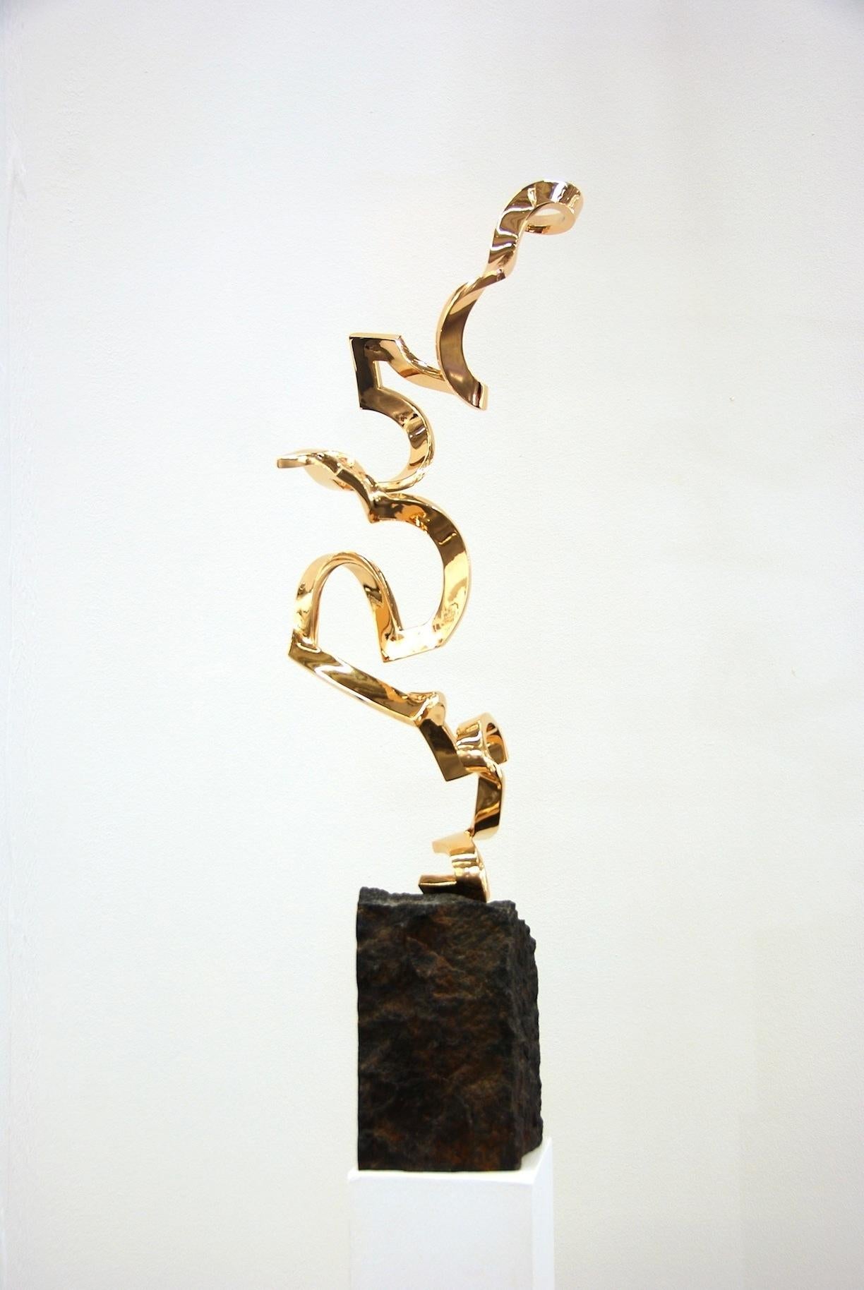 Künstler: Kuno Vollet

Titel: Leicht wie Luft

MATERIALIEN: Goldglänzend polierte Bronzeskulptur auf Granitsockel

Größe: 65 cm Höhe der oberen Skulptur, Sockel: 18x 18 cm