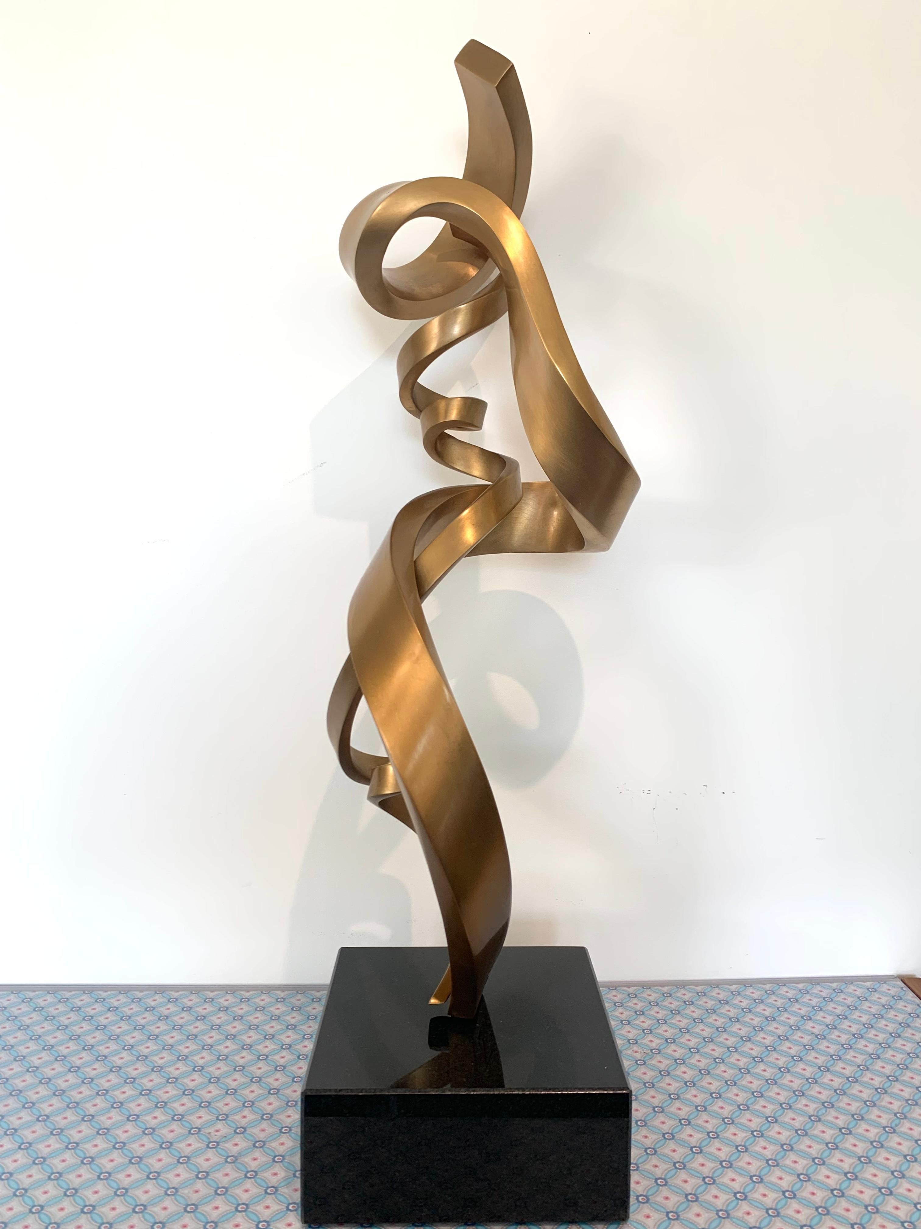 Love’s Bond by Kuno Vollet - Contemporary Golden bronze sculpture 6