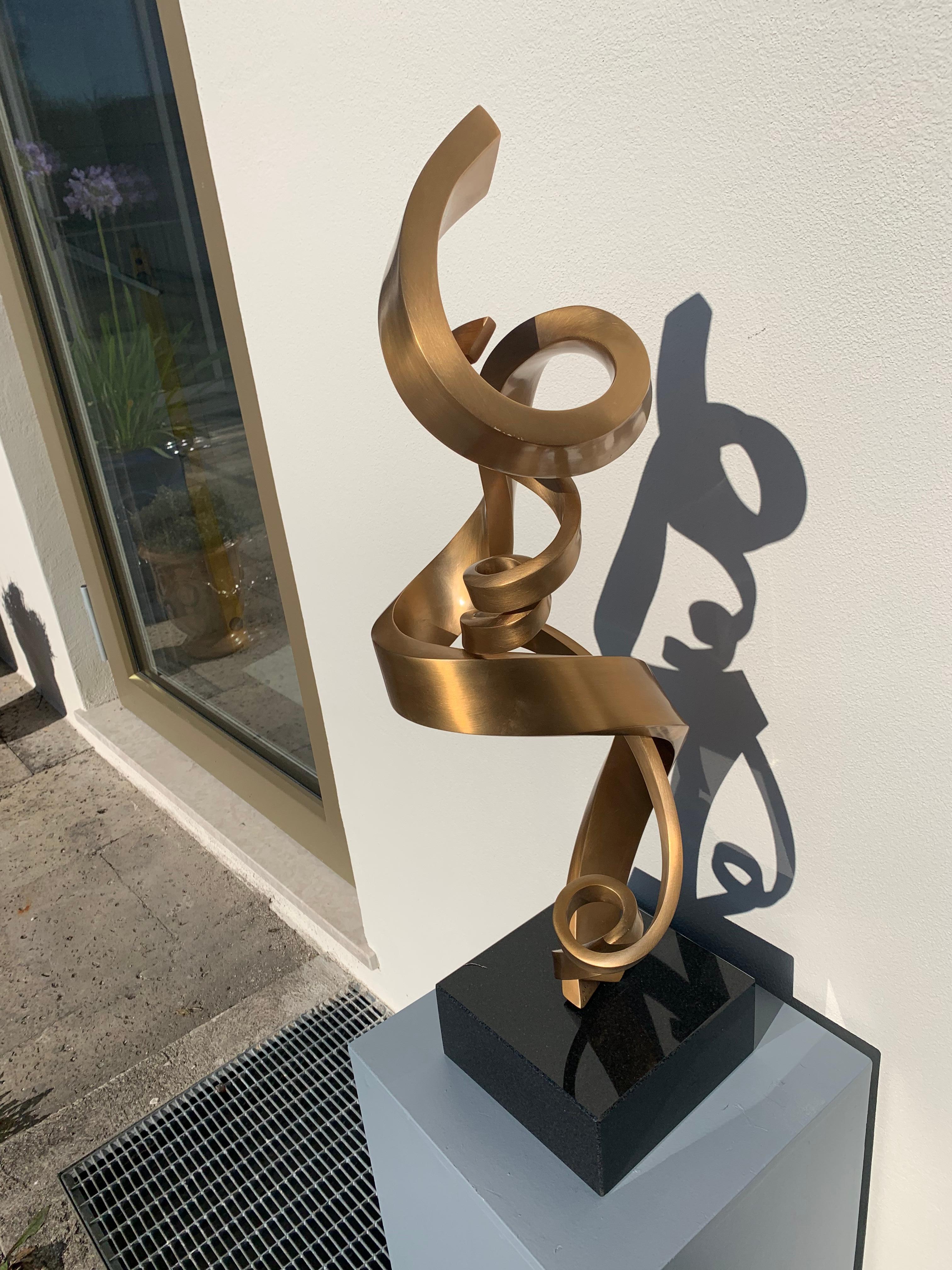 Love’s Bond by Kuno Vollet - Contemporary Golden bronze sculpture 14