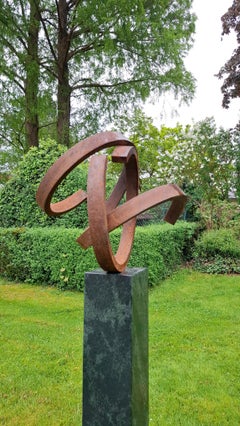 Orbit 19 de Kuno Vollet - Escultura abstracta contemporánea circular de acero rojo