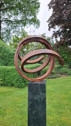 Orbit 19 de Kuno Vollet - Escultura abstracta contemporánea circular de acero rojo