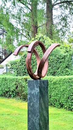 Orbit 20 by Kuno Vollet - Escultura abstracta contemporánea circular de acero rojo