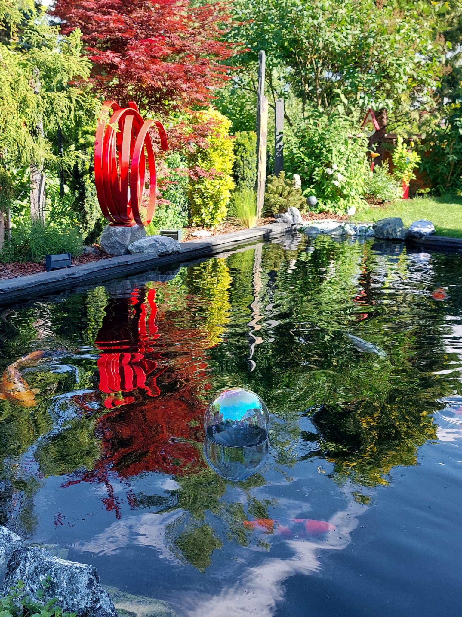 Scultura contemporanea molto grande in alluminio verniciato a polvere per interni o spazi esterni del giardino.
Bellissima danza a spirale e intreccio.

Si tratta di una scultura di grandi dimensioni per esterni o interni realizzata in alluminio e