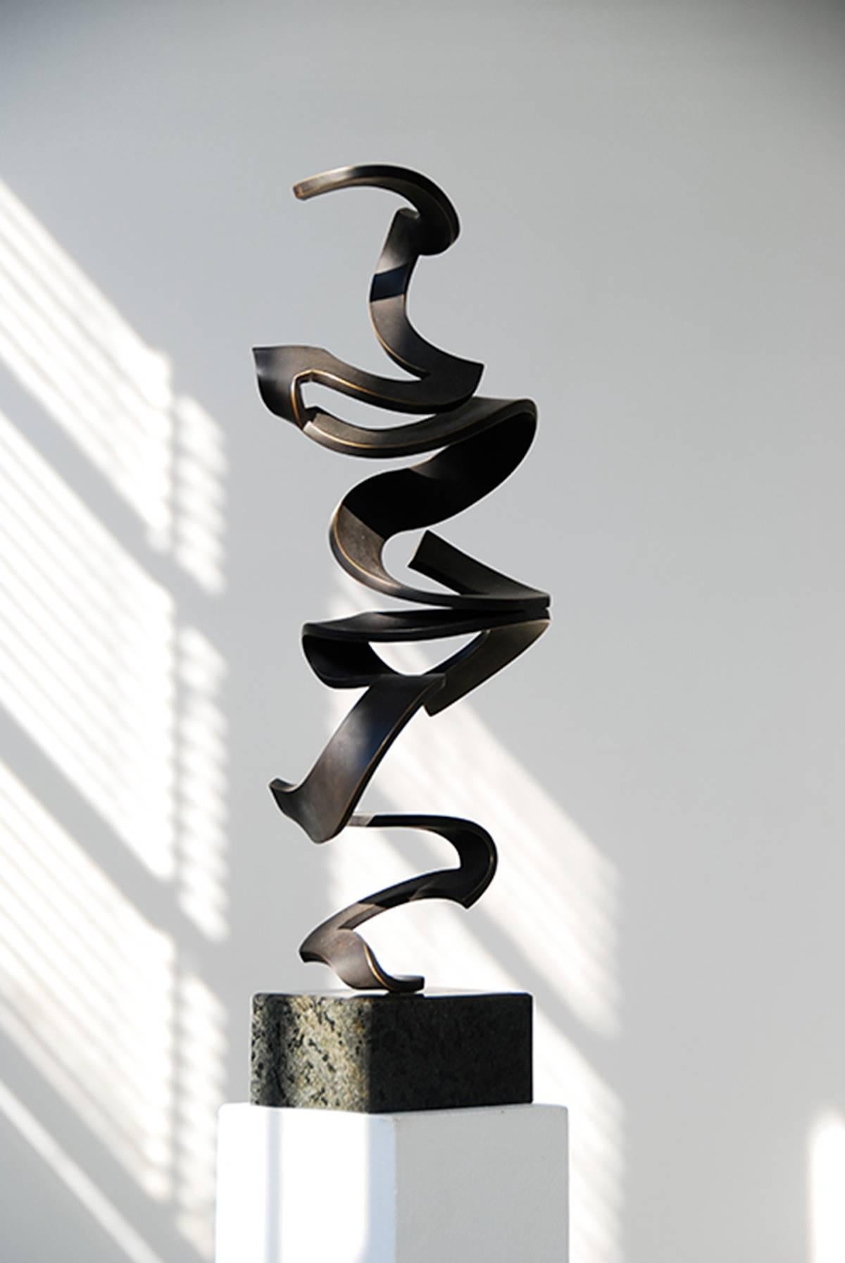 Schwerelos di Kuno Vollet - Elegante scultura contemporanea in bronzo nero in vendita 1