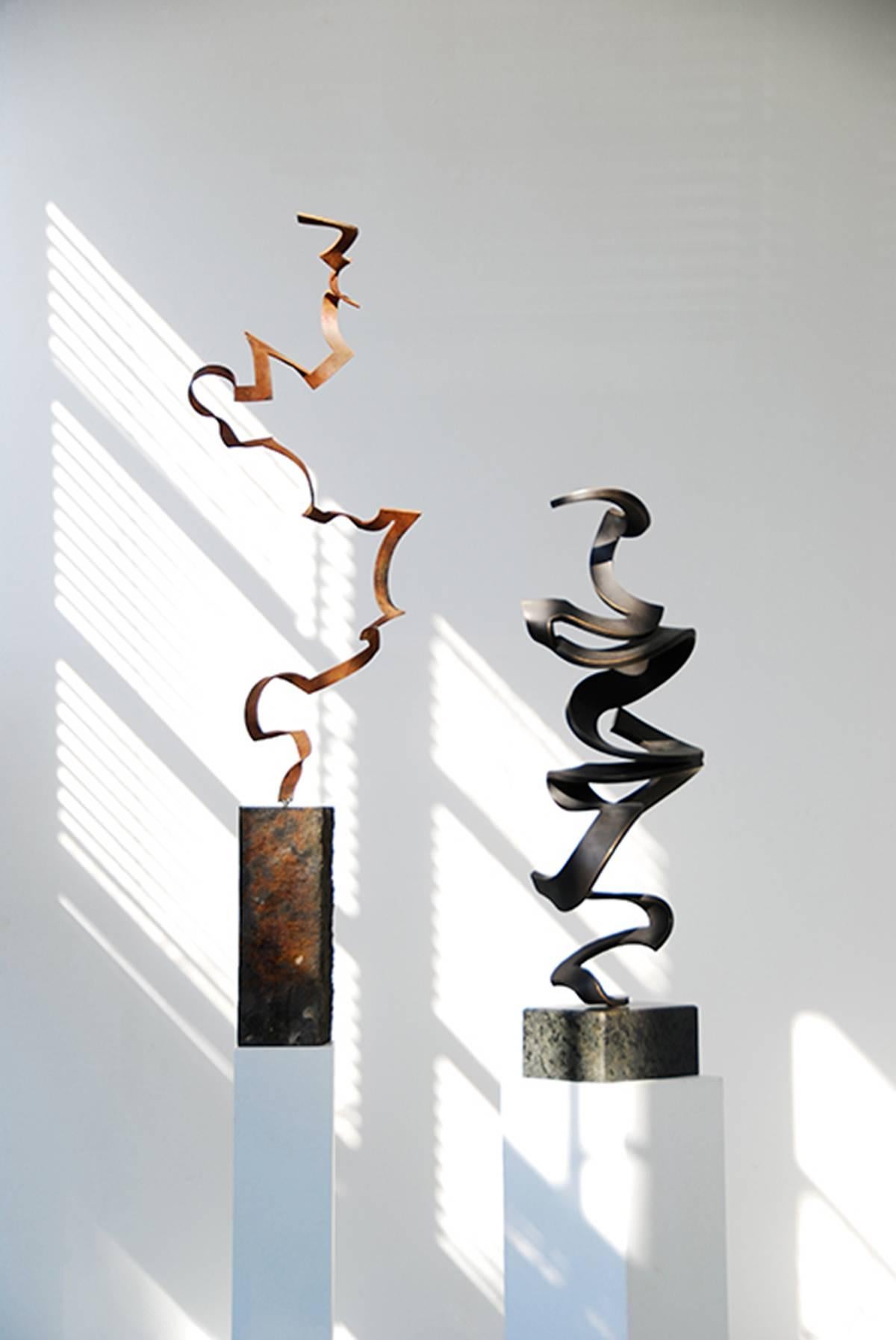 Schwerelos di Kuno Vollet - Elegante scultura contemporanea in bronzo nero in vendita 2
