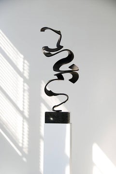 Schwerelos by Kuno Vollet - Elegante Contemporary Schwarze Bronzeskulptur