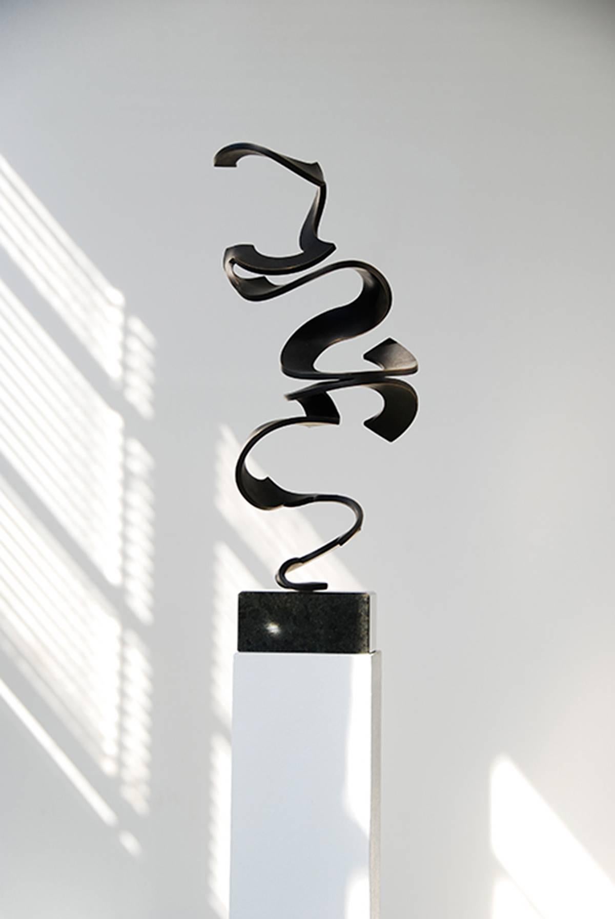 Schwerelos par Kuno Vollet - Élégante sculpture contemporaine en bronze noir