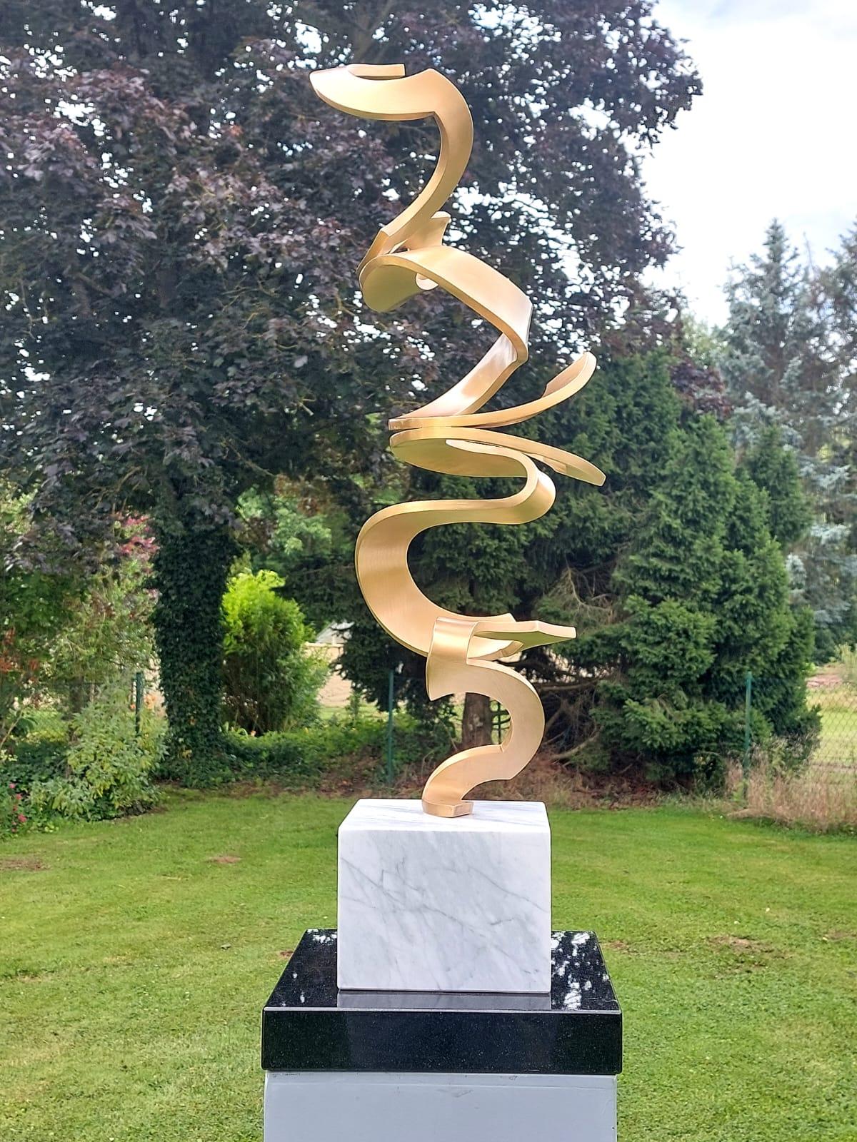 Schwerelos Gold by Kuno Vollet - Contemporary Golden bronze sculpture For Sale 9