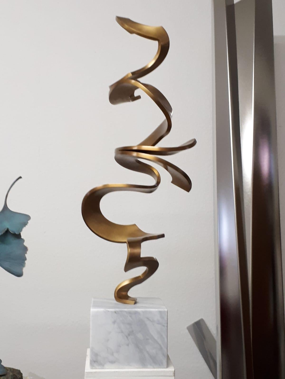 Schwerelos Gold by Kuno Vollet - Contemporary Golden bronze sculpture For Sale 9