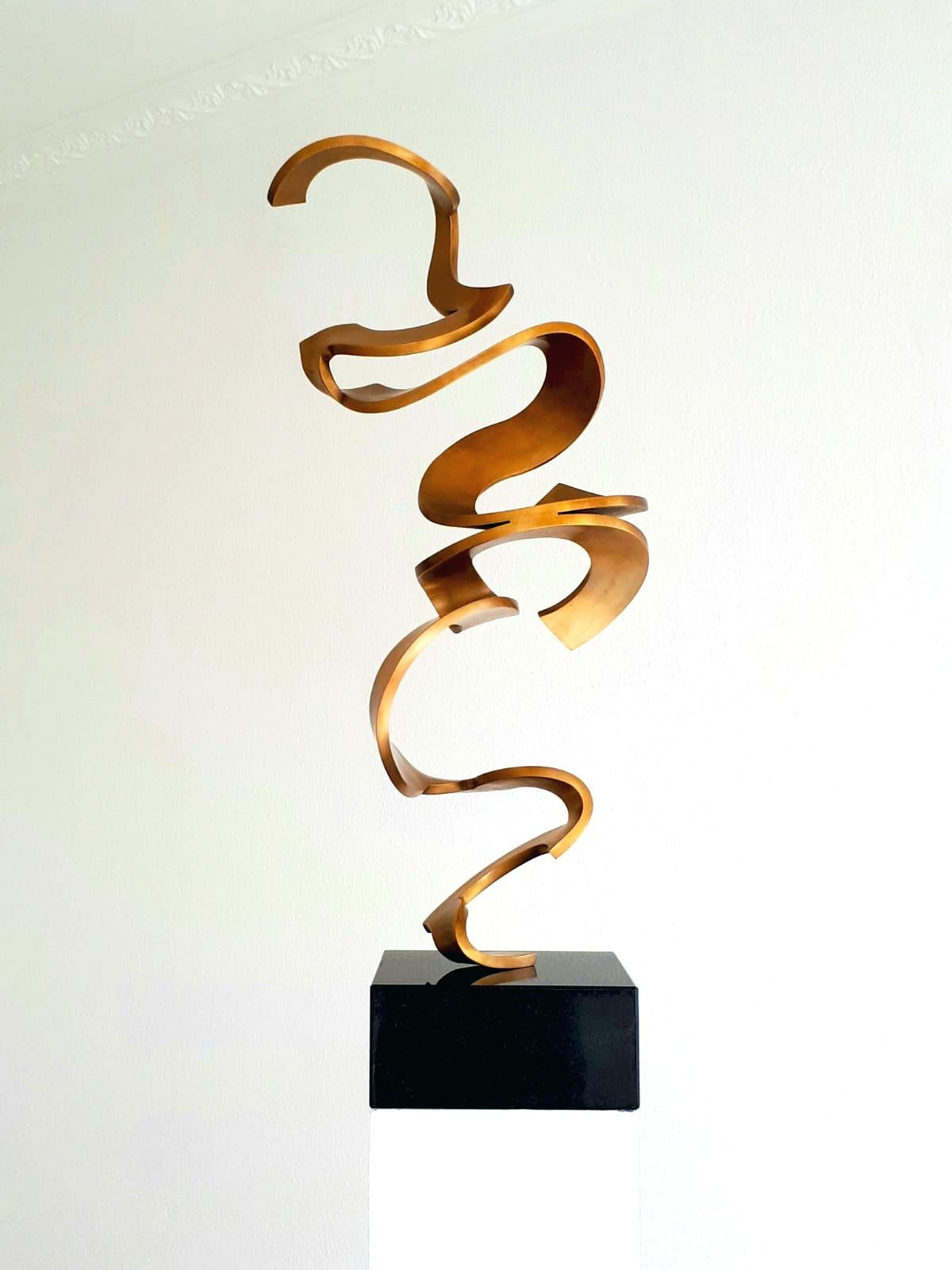 Schwerelos Gold by Kuno Vollet - Contemporary Golden bronze sculpture For Sale 10