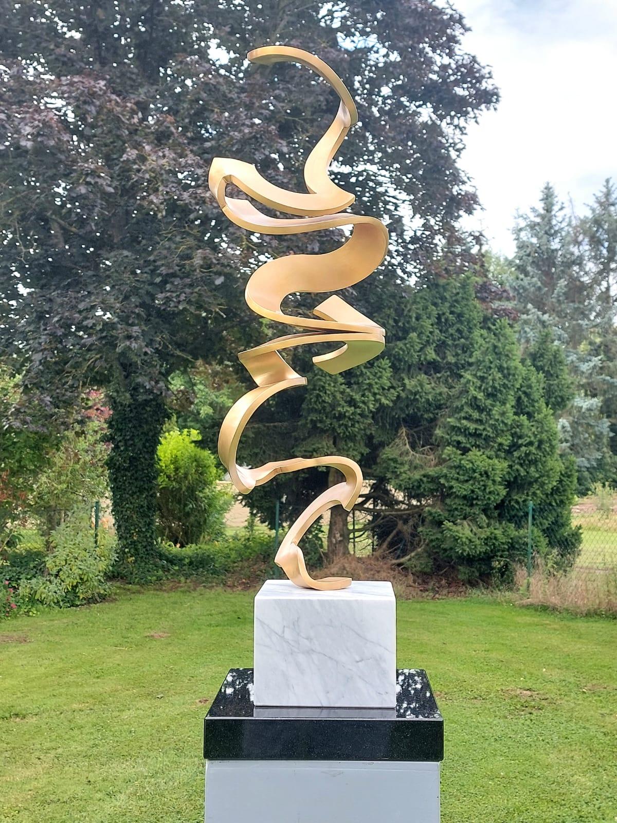 Schwerelos Gold by Kuno Vollet - Contemporary Golden bronze sculpture For Sale 12