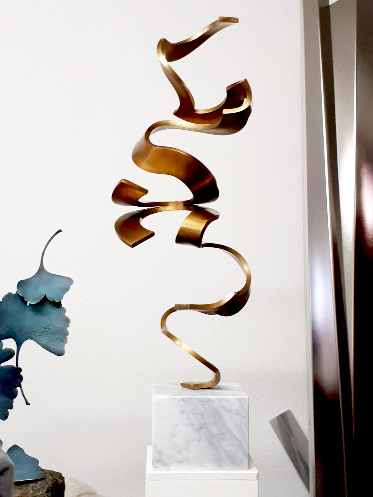 Schwerelos Gold de Kuno Vollet - Escultura contemporánea de bronce dorado en venta 1
