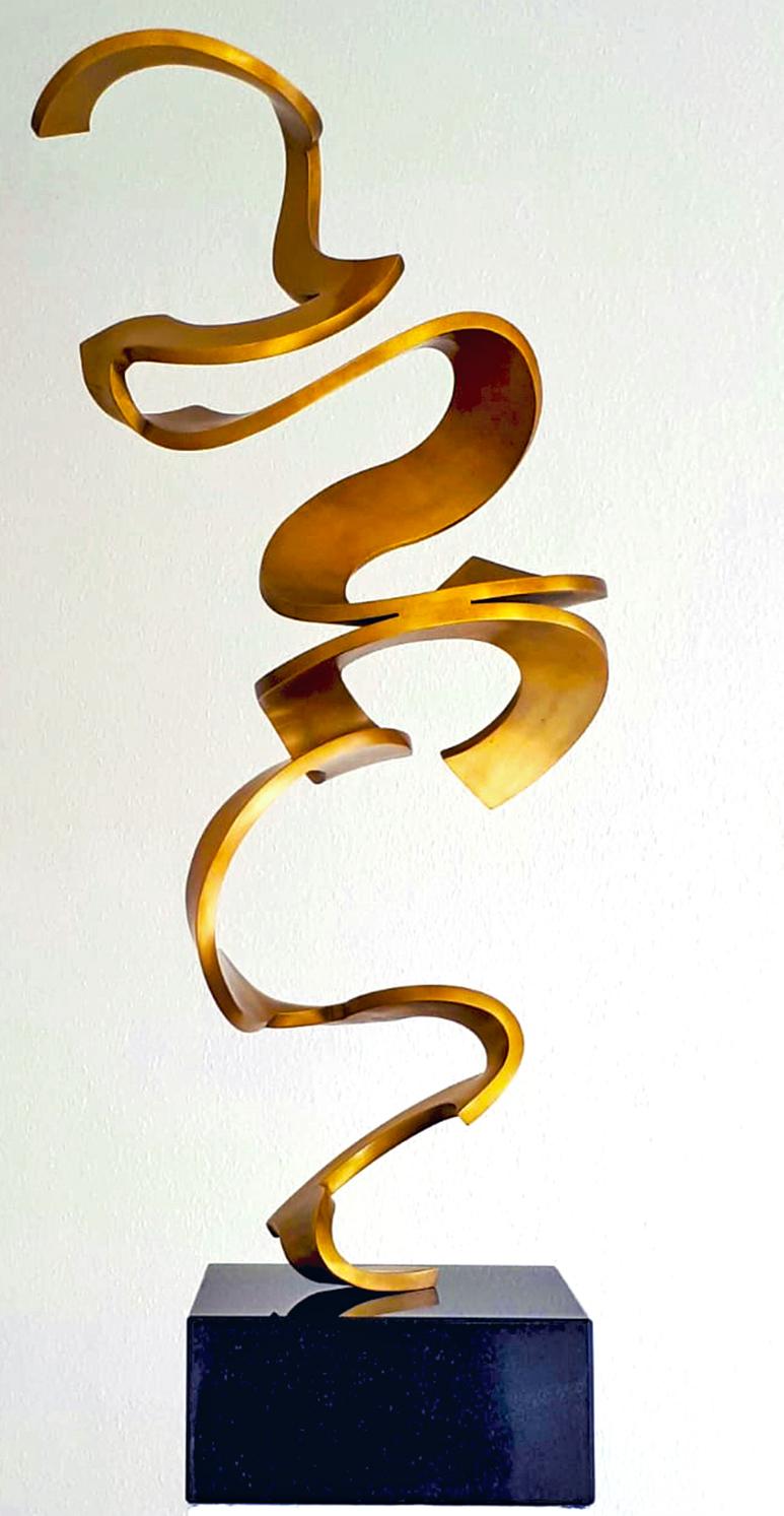 Schwerelos Gold by Kuno Vollet - Contemporary Golden bronze sculpture 1
