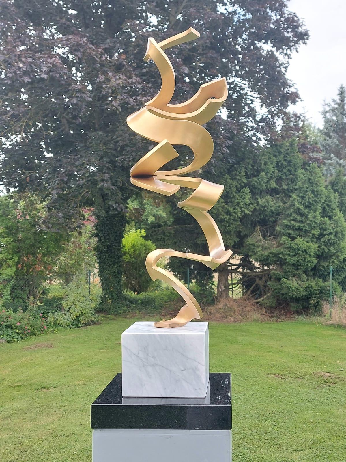 Schwerelos Gold de Kuno Vollet - Escultura contemporánea de bronce dorado en venta 2