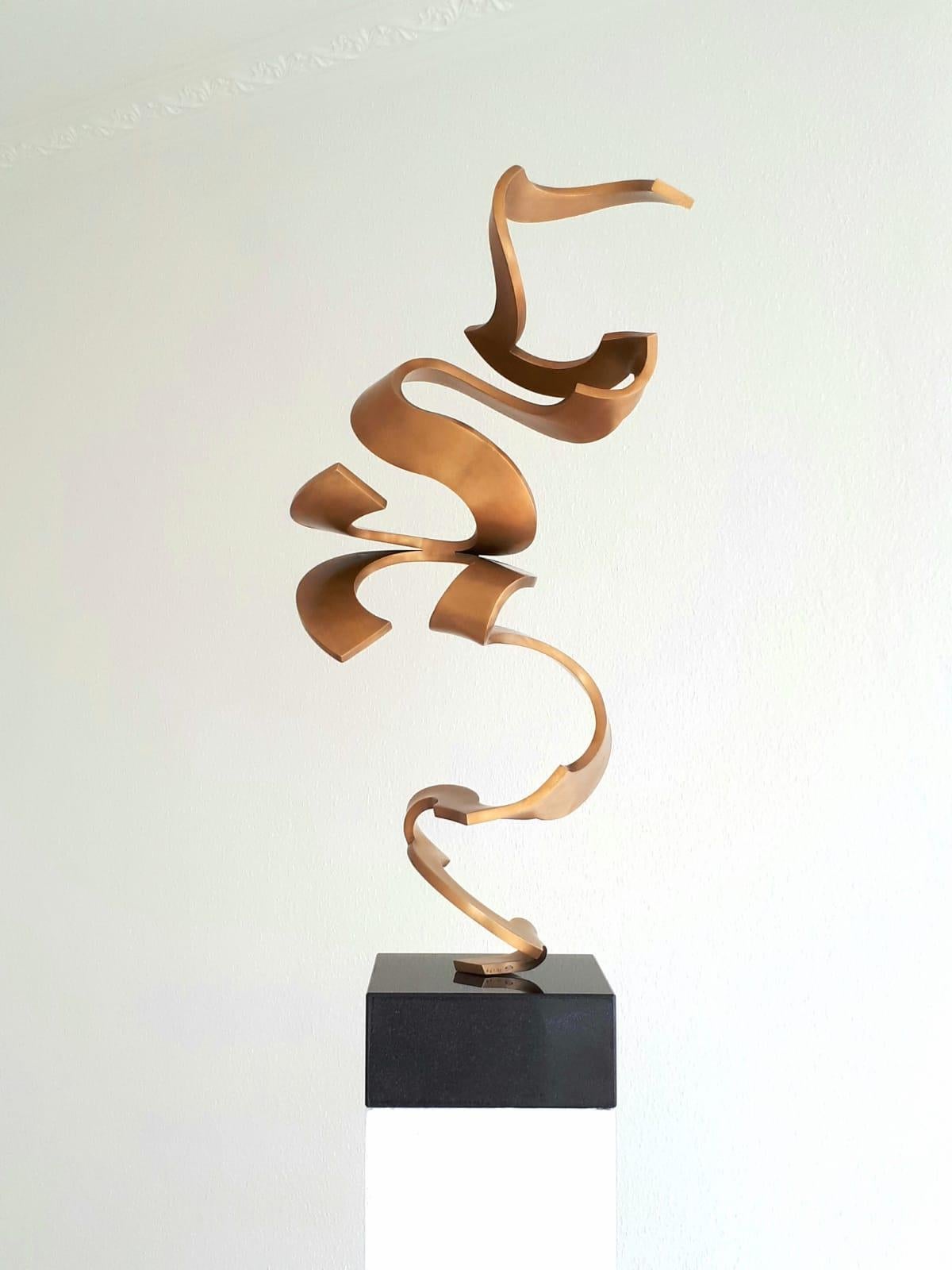Schwerelos Gold by Kuno Vollet - Contemporary Golden bronze sculpture For Sale 4
