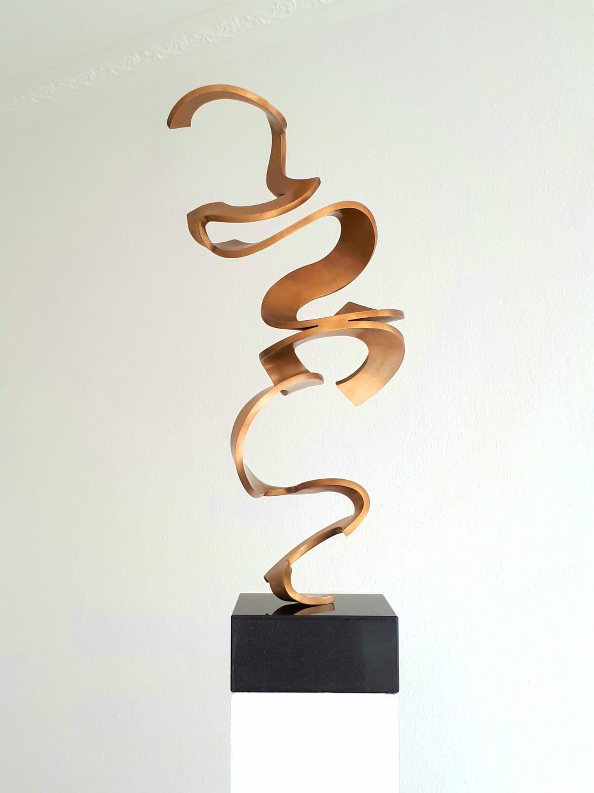 Schwerelos Gold by Kuno Vollet - Contemporary Golden bronze sculpture For Sale 5