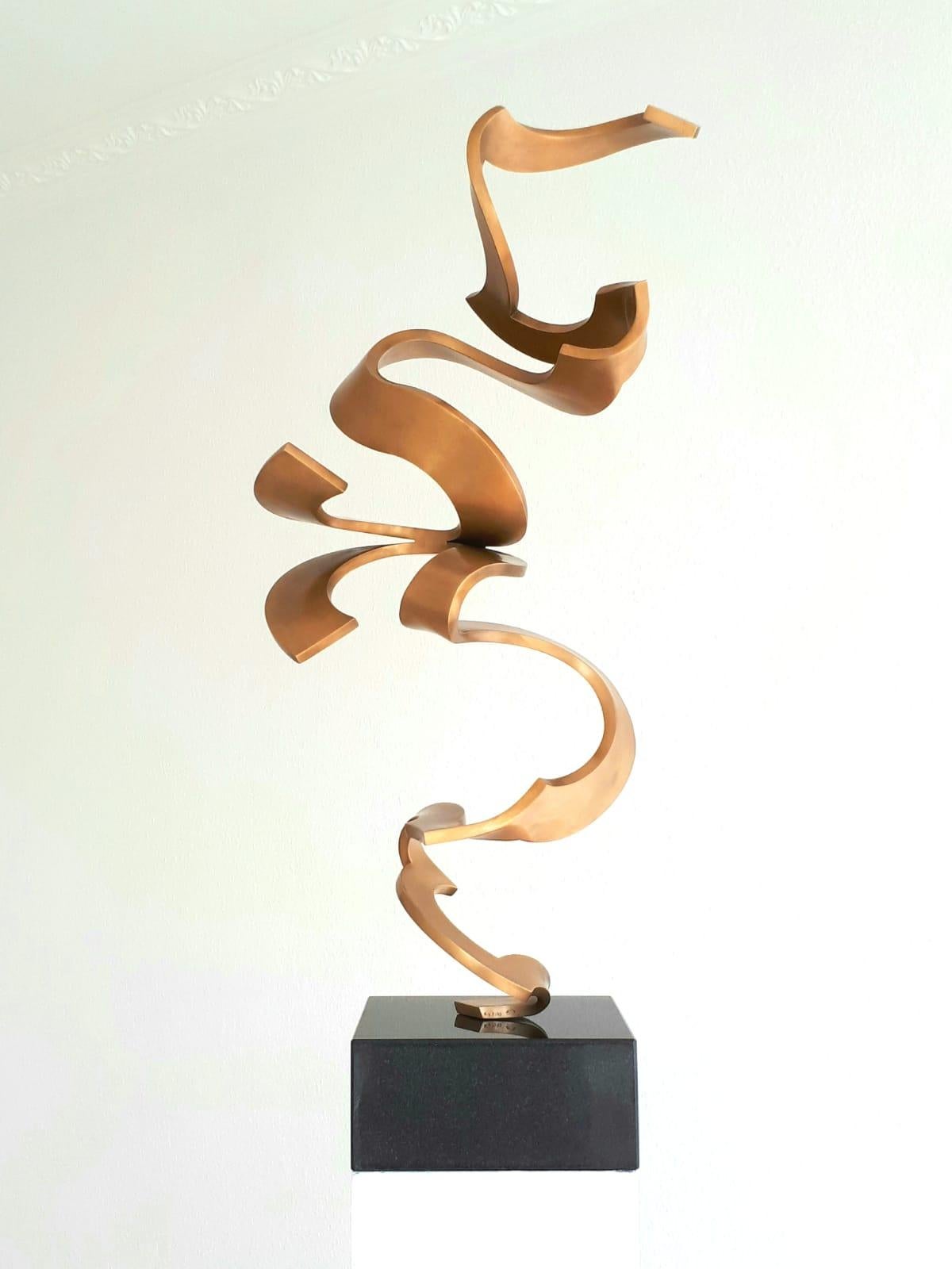 Schwerelos Gold de Kuno Vollet - Escultura contemporánea de bronce dorado en venta 7
