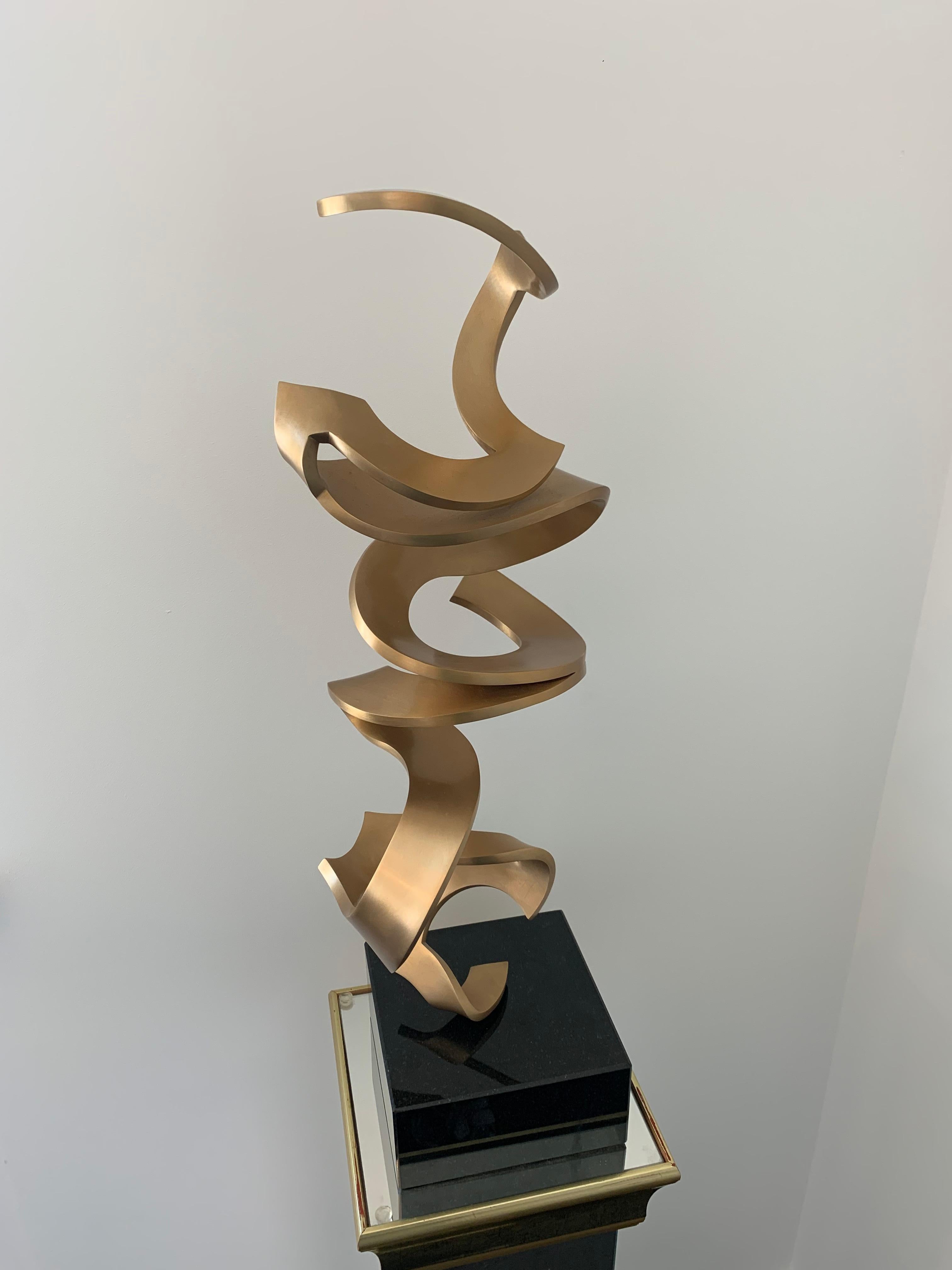 Schwerelos Gold by Kuno Vollet - Contemporary Golden bronze sculpture 8