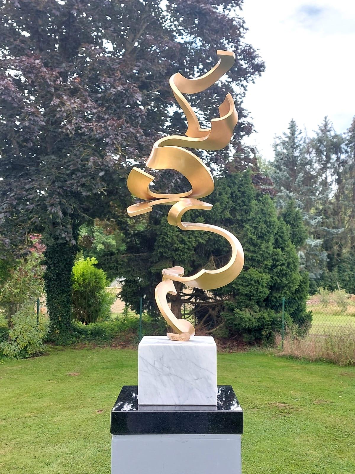 Artista: Kuno Vollet

Título: Oro de Schwerelos

Materiales: Escultura de bronce con pátina oscura sobre base de granito negro

Tamaño: 65 cm de altura de la escultura superior, base: 18 x 18 cm x 8 cm 

Edición limitada de 15 ejemplares
