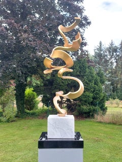Schwerelos Gold de Kuno Vollet - Escultura contemporánea de bronce dorado