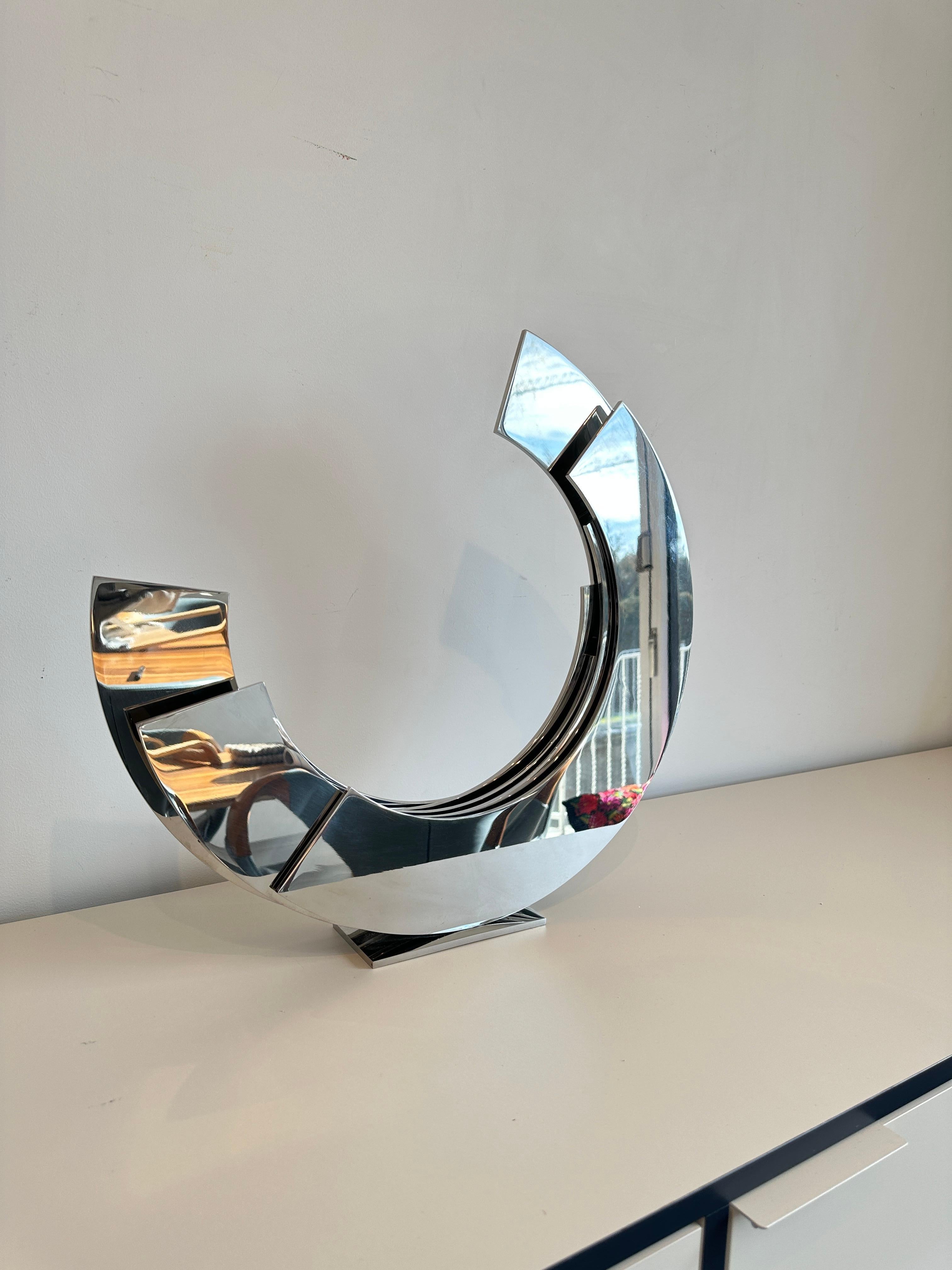 Silver Orbit di Kuno Vollet - Scultura contemporanea in ottone con base in argento in vendita 1