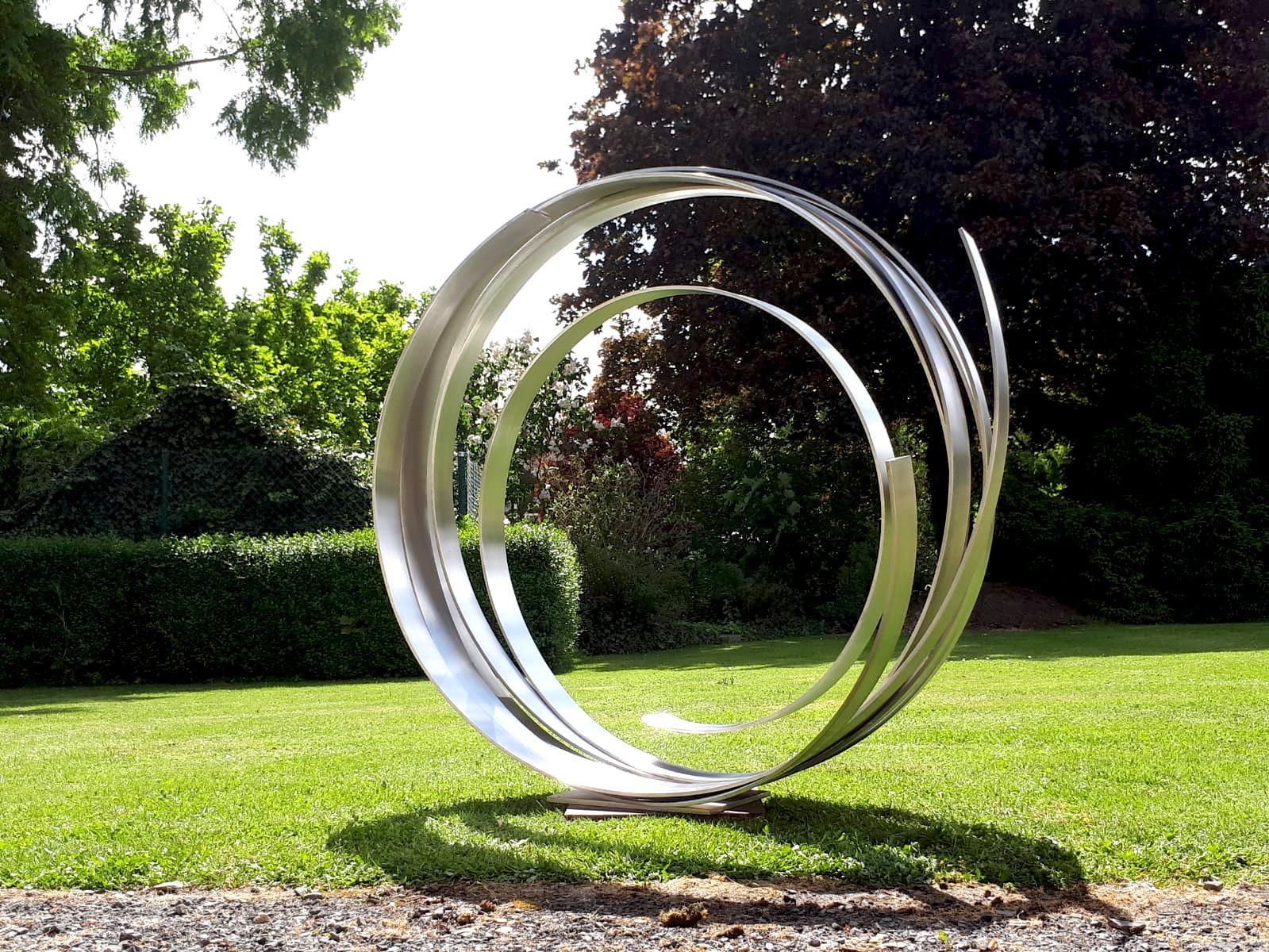 Silver Orbit von Kuno Vollet Zeitgenössische Skulptur aus Edelstahl für den Außenbereich