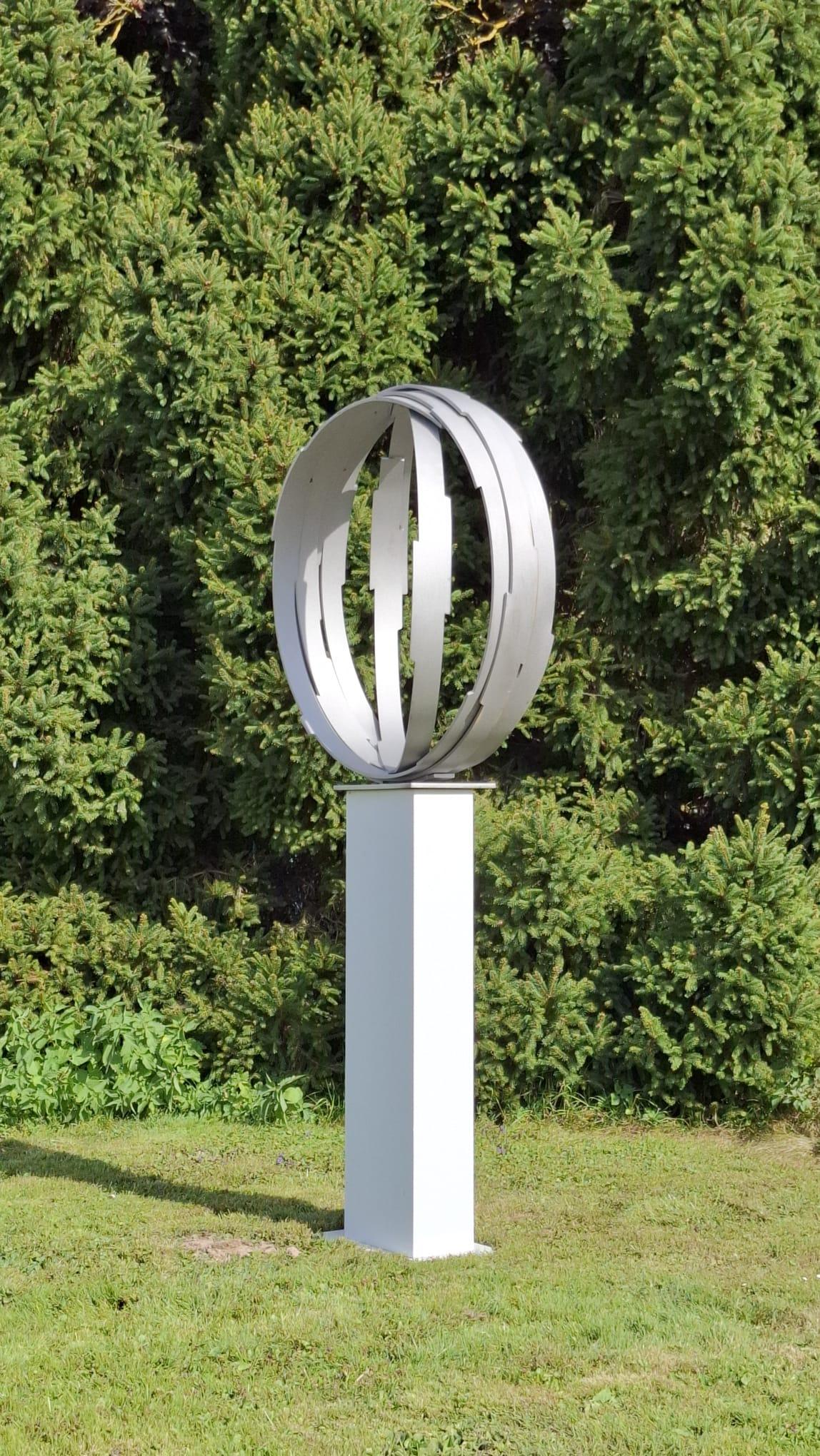 Contemporary brushed steel sculpture for inside or garden outdoor spaces.

Beautiful circle - sign for infinity. Stunning large artwork. Possible to put on a pedestal or directly on to the ground.
This artwork takes around 3 weeks to be packed and