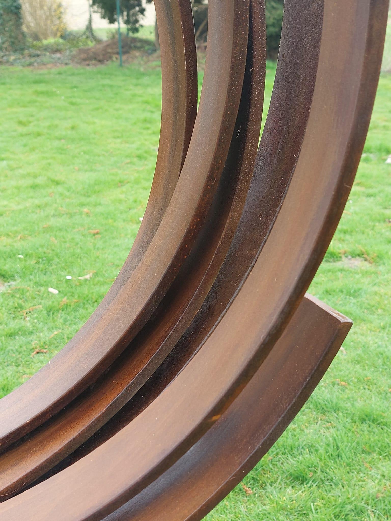 Contemporary rusted steel sculpture for inside or garden outdoor spaces.

Beautiful circle - sign for infinity. Stunning large artwork. Possible to put on a pedestal or directly on to the ground.
This artwork takes around 3 weeks to be packed and