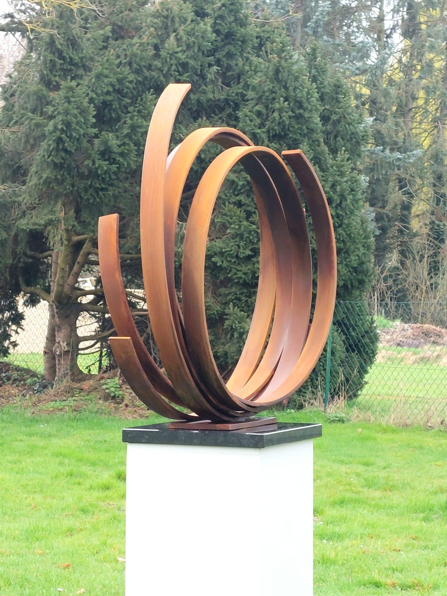 Steel Orbit by Kuno Vollet - Zeitgenössische verrostete Skulptur für den Außenbereich im Angebot 3